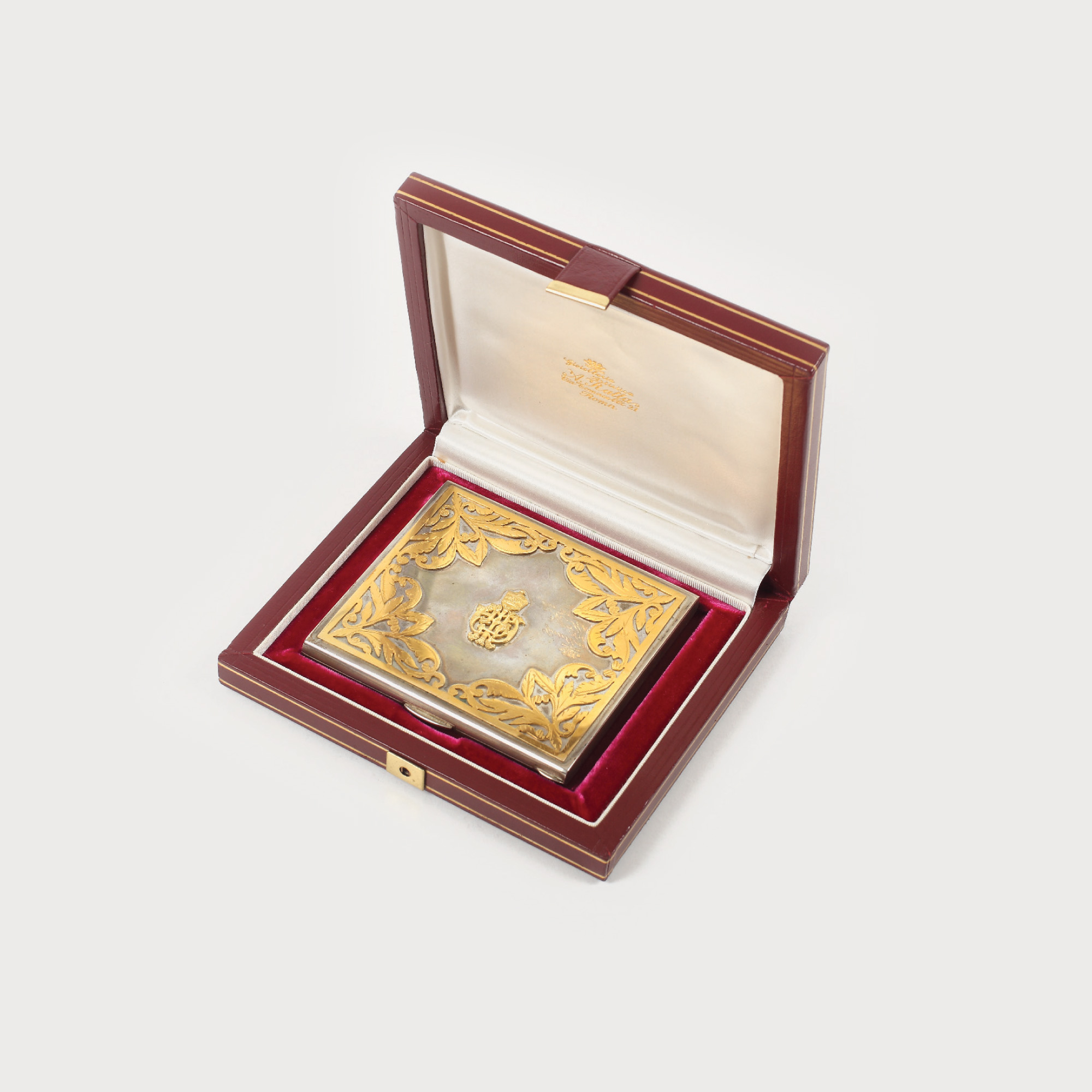 Elegantă tabacheră din argint și aur, decorată cu flori și monogramă, oferită cadou ministrului de externe român, George Macovescu, de către Împăratul Selassie al Etiopiei, în cutie originală