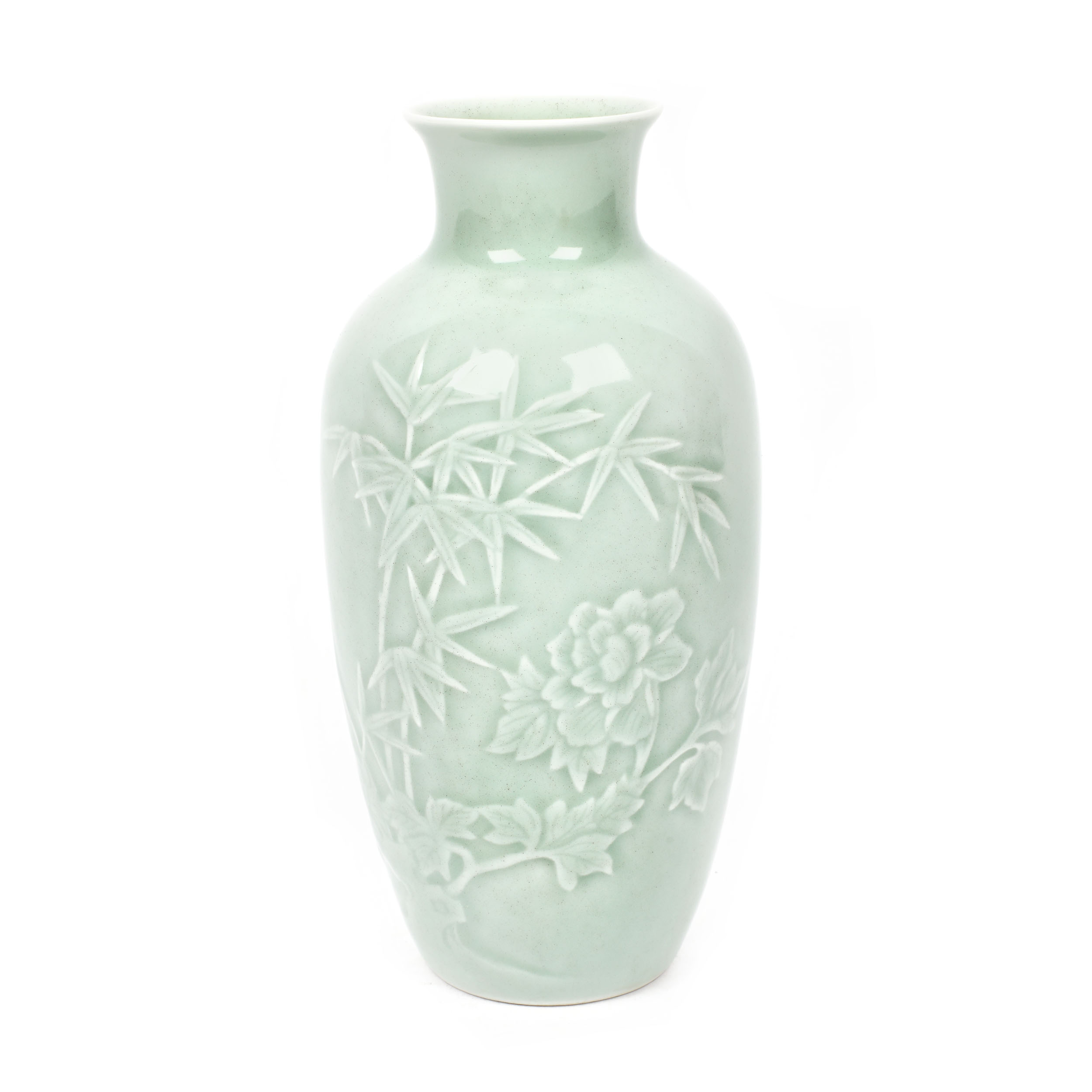 Vas din porțelan celadon, cu decor sculptat în relief, marca retrospectiva Qianlong, perioada Republicană, China, cca. 1912-1949