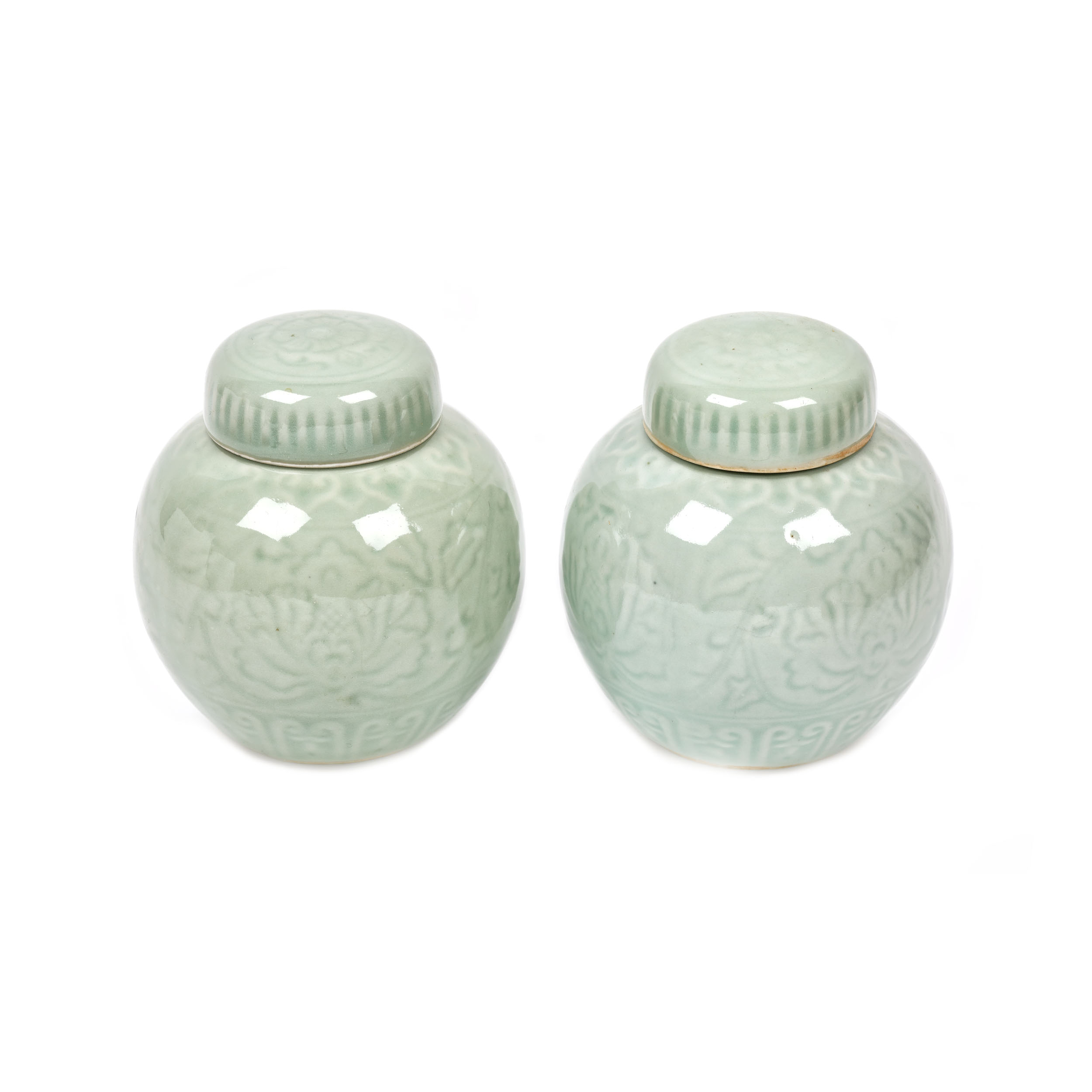 Pereche de vase cu capac, din porțelan celadon cu decor în relief de inspirație daoistă, China, a doua jumătate a sec. XX