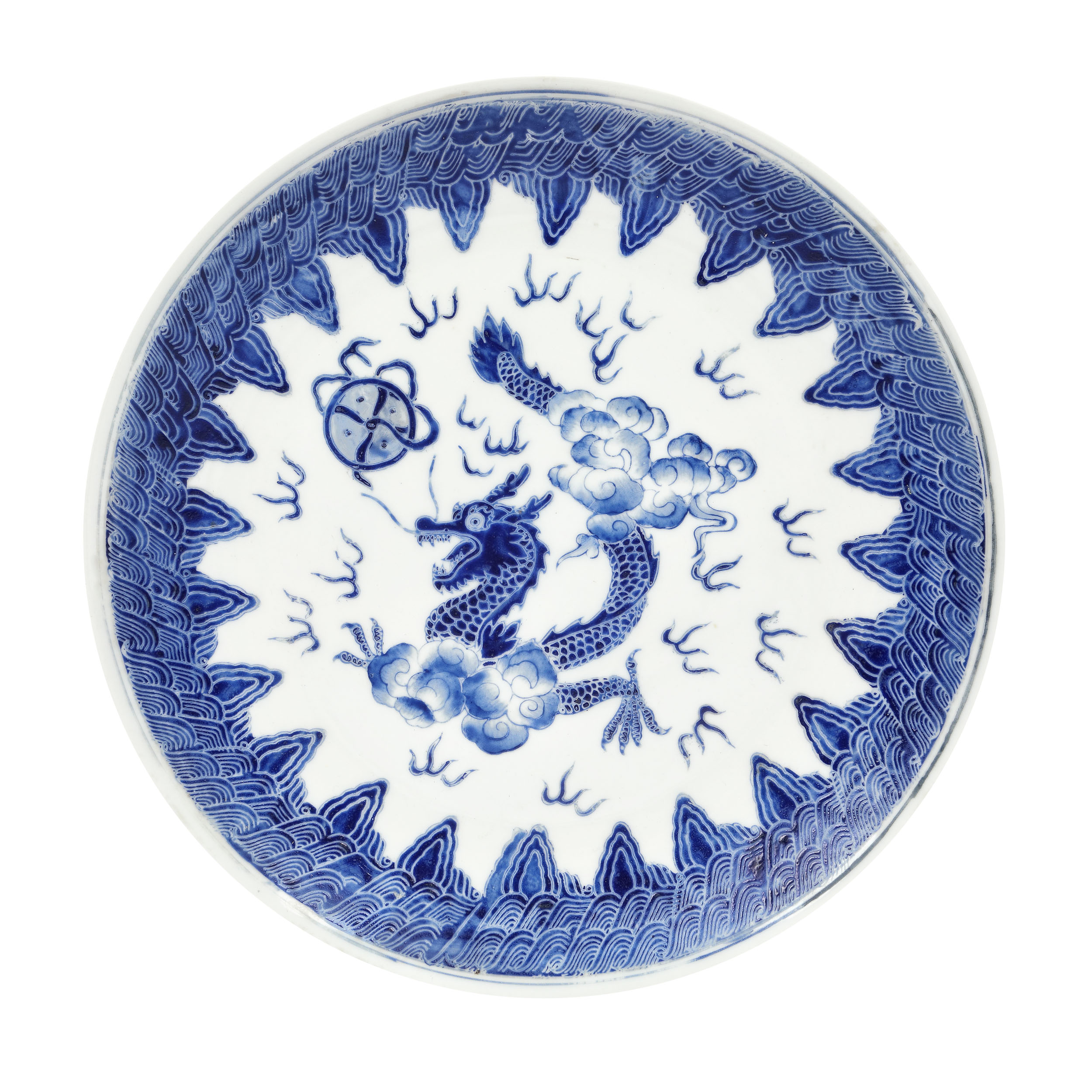 Platou din porțelan, decorat cu motivul dragonului, tehnica sgraffiato, purtând marca retrospectivă Wanli, perioada Qing, China, cca. 1644-1911
