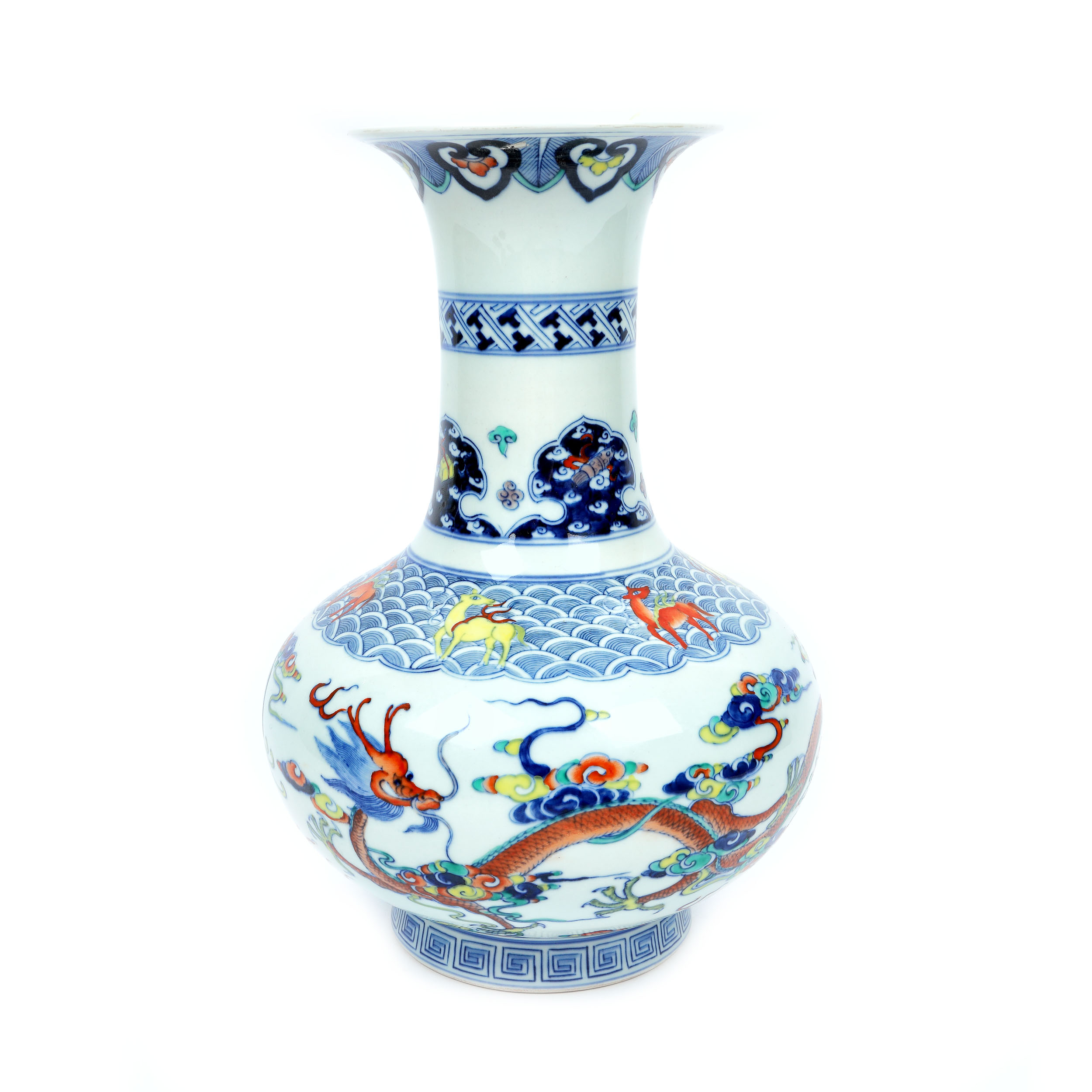 Vas din porțelan, decorat cu dragoni, în tehnica Doucai, marcat Qianlong, perioada Republicană, China, cca. 1912-1949