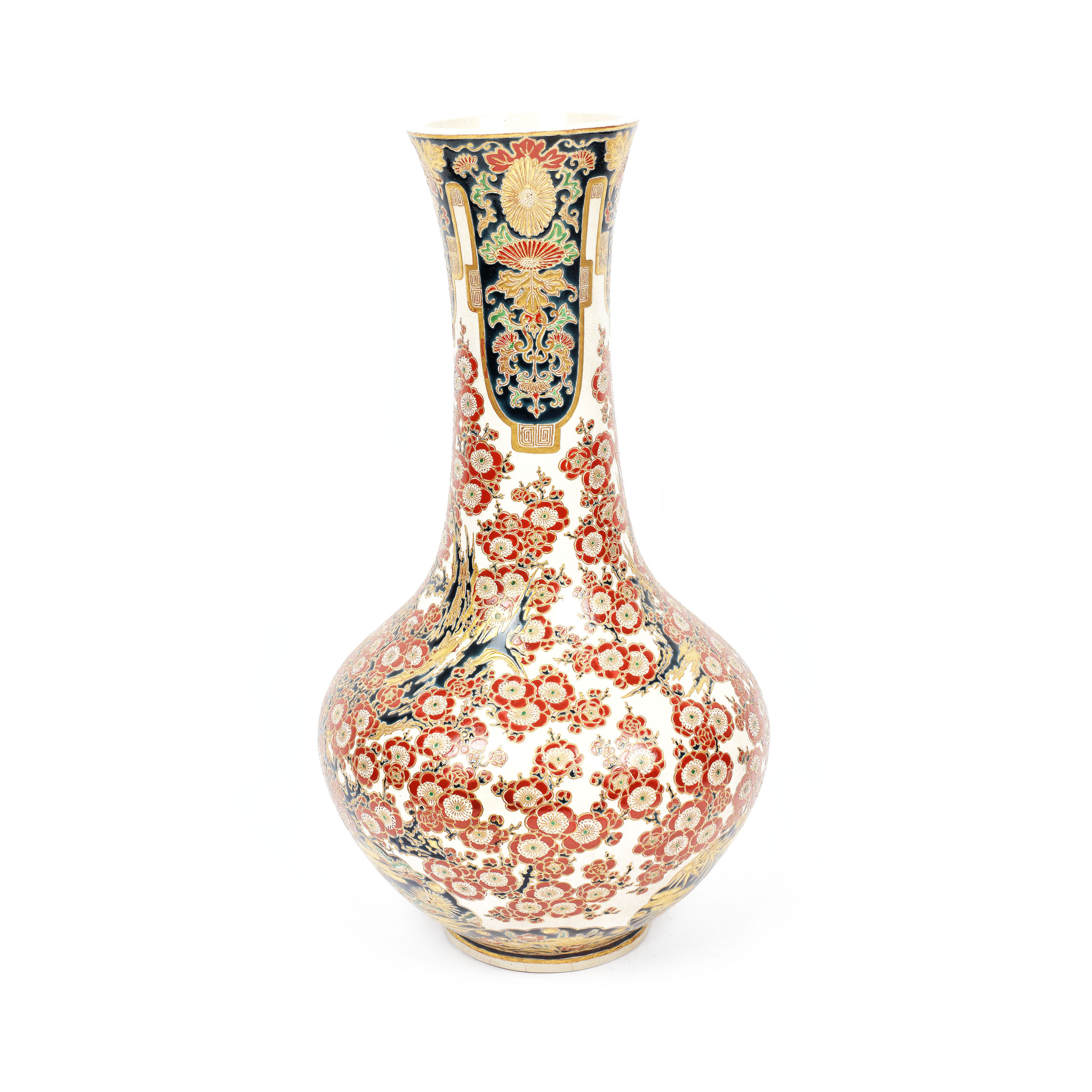 Vas din ceramică glazurată Satsuma-yaki, decorat cu motivul frunzelor de bambus și alte motive florale, sfârșitul perioadei Edo, Japonia, a doua jumătate a sec. XIX