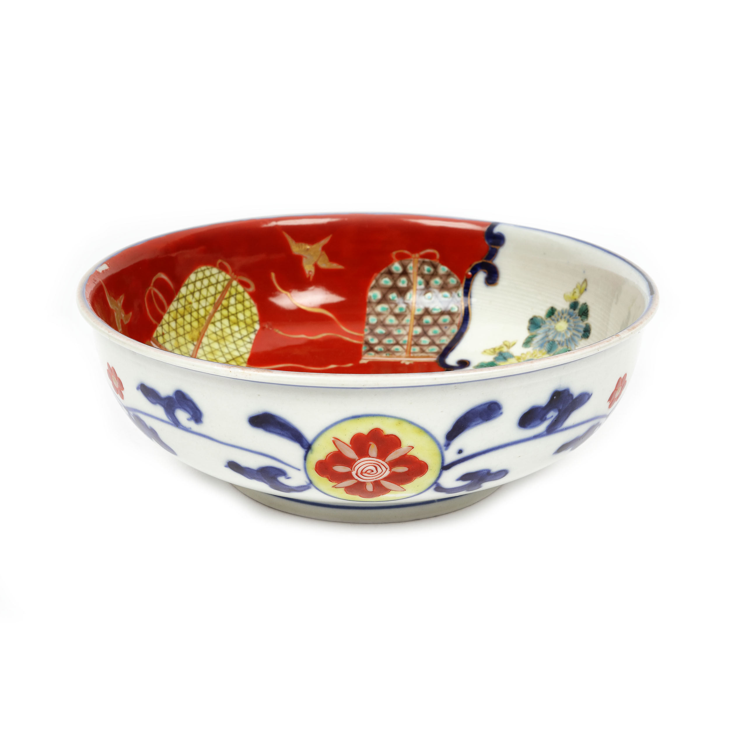 Porcelain bowl decorated with chrysanthemums, Kutani workshop, the Edo Period, Japan,  the 19th century