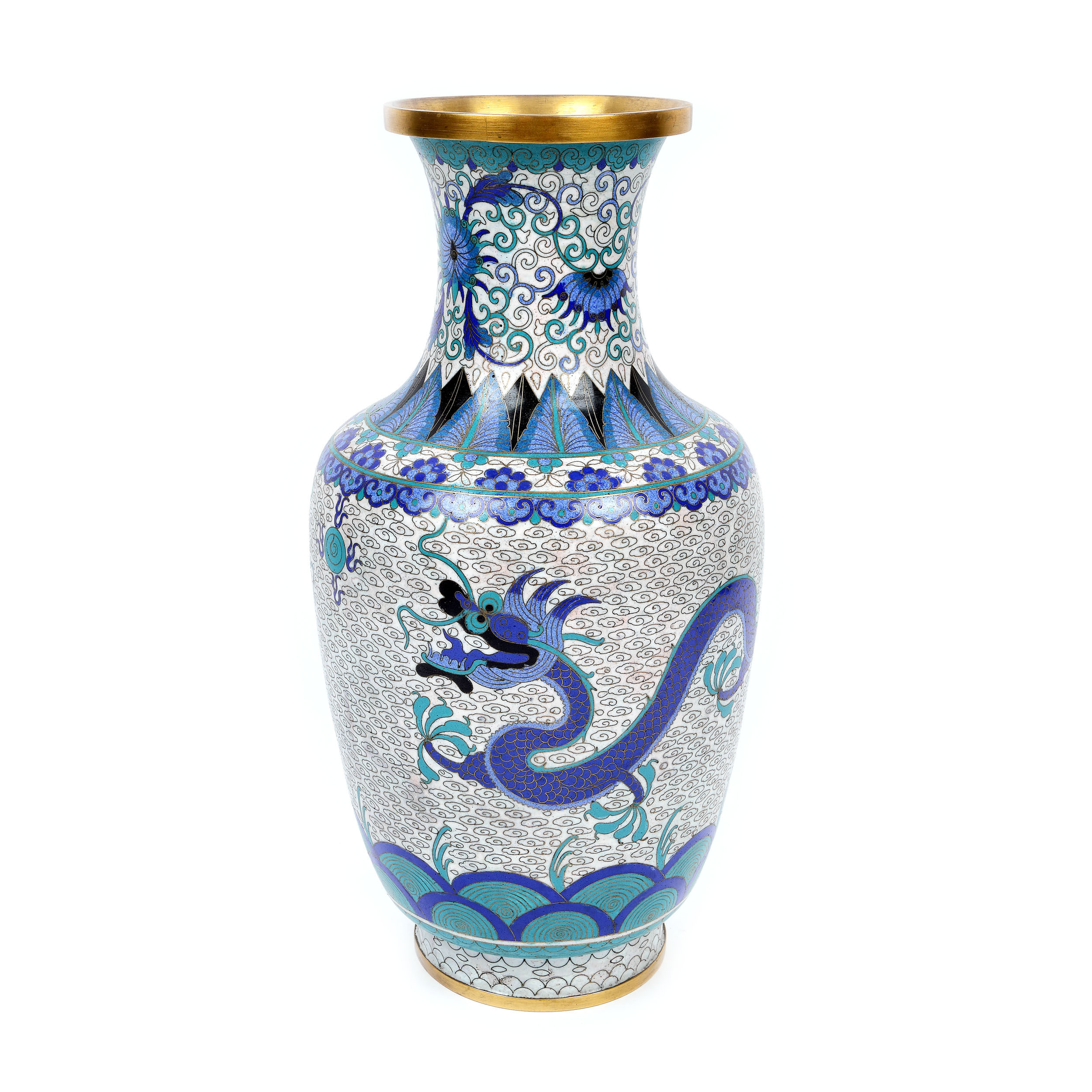 Vas decorat în manieră cloisonné, purtând motivul dragonului imperial, mijlocul sec. XX, cadou protocolar către Generalul Leontin Sălăjan din partea lui Mao Zedong, anii '1960