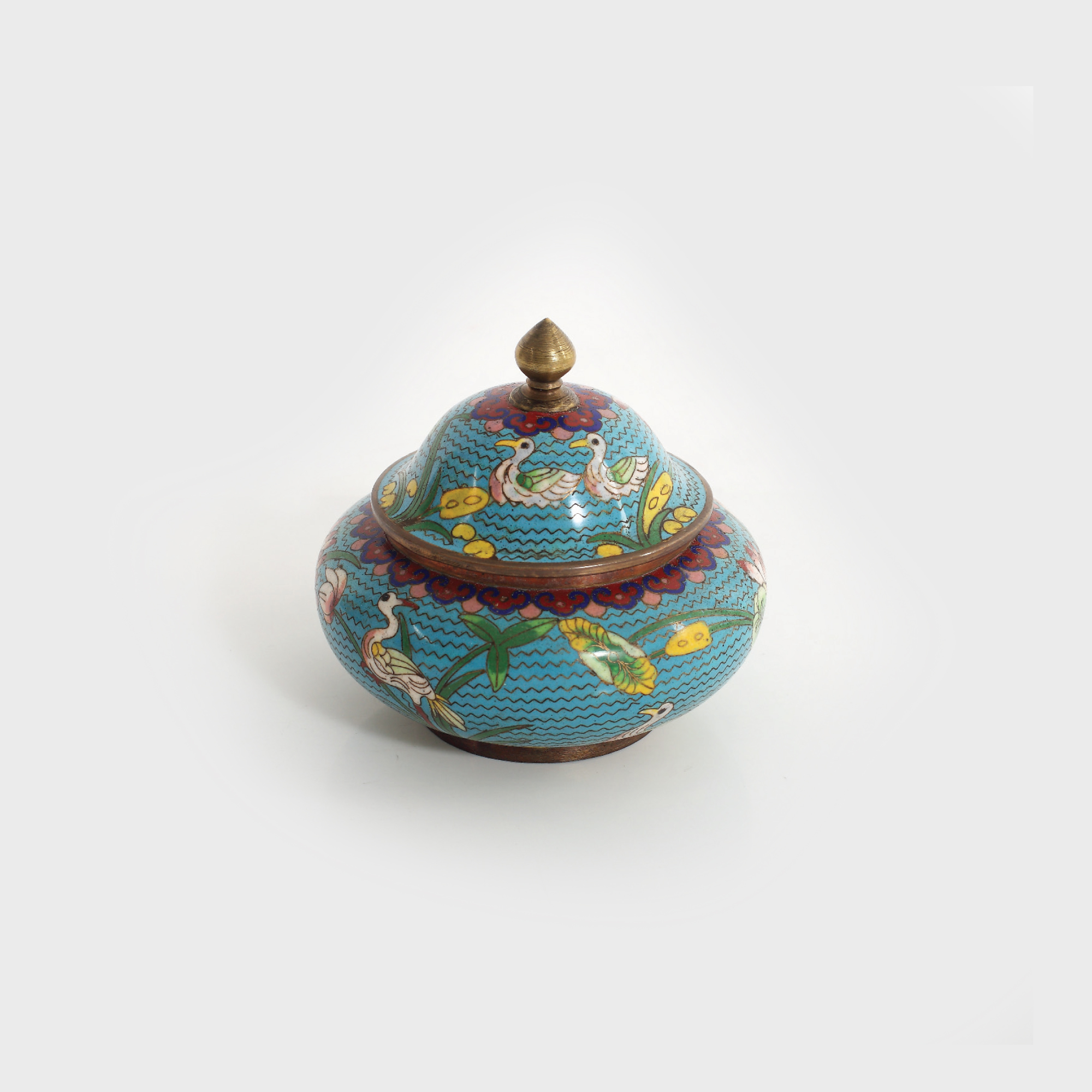 Bombonieră cloisonné decorată cu rațe și nuferi