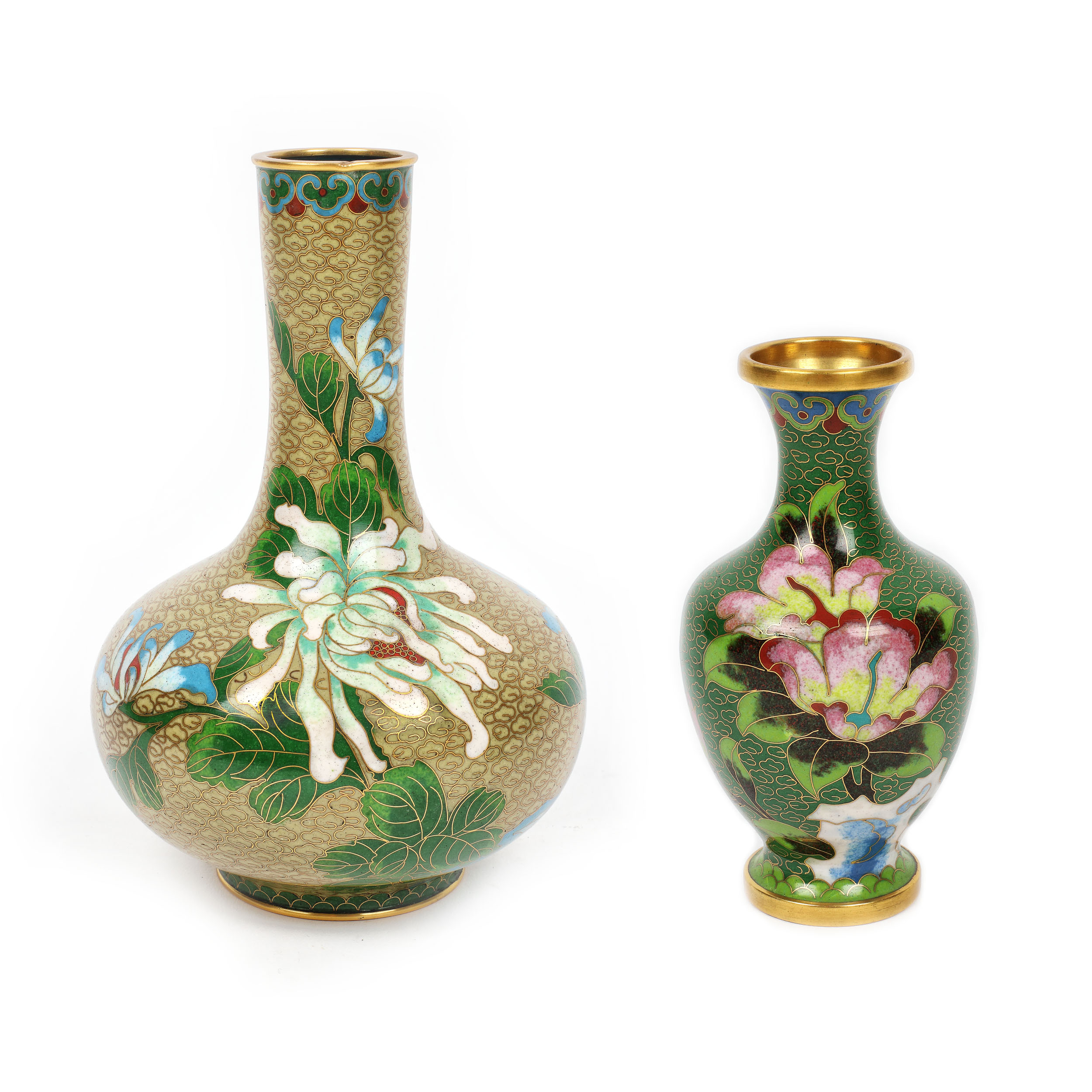 Lot format din două vase decorate în manieră cloisonné, cu motivul crizantemei, mijlocul sec. XX, cadou protocolar către Generalul Leontin Sălăjan din partea prim-ministrului Nobusuke Kishi, anii '1960