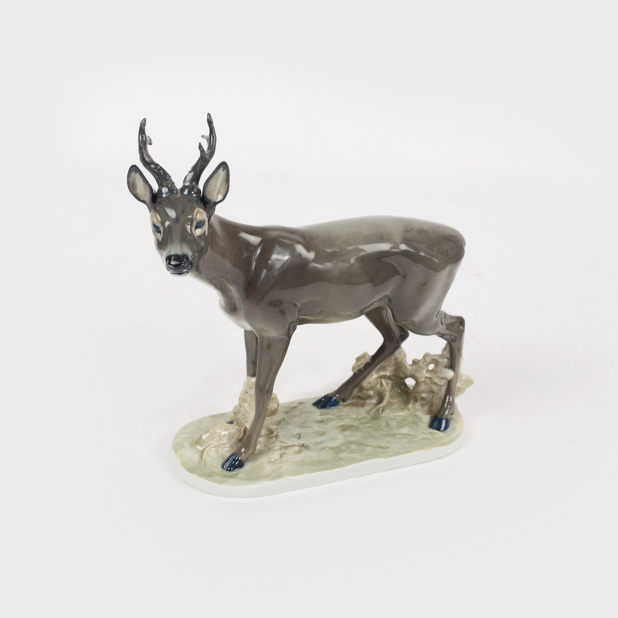 Figurină din porțelan pictat Rosenthal, designer Fritz Diller, reprezentând un tânăr cerb, 1914-1917