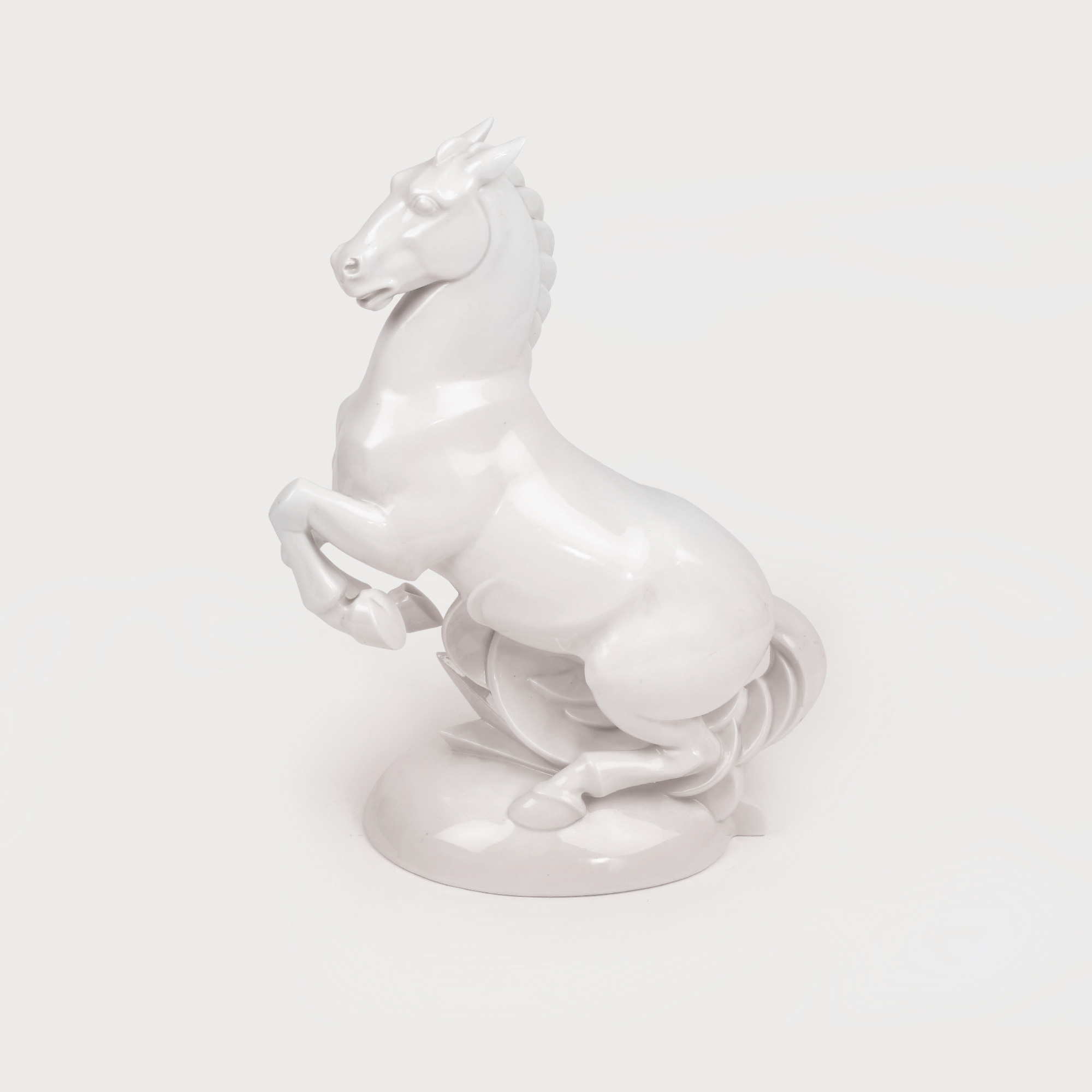 Piesă Art Deco, din porțelan Rosenthal, designer Gerhard Schliepstein, reprezentând un cal cambrat, 1928-1931