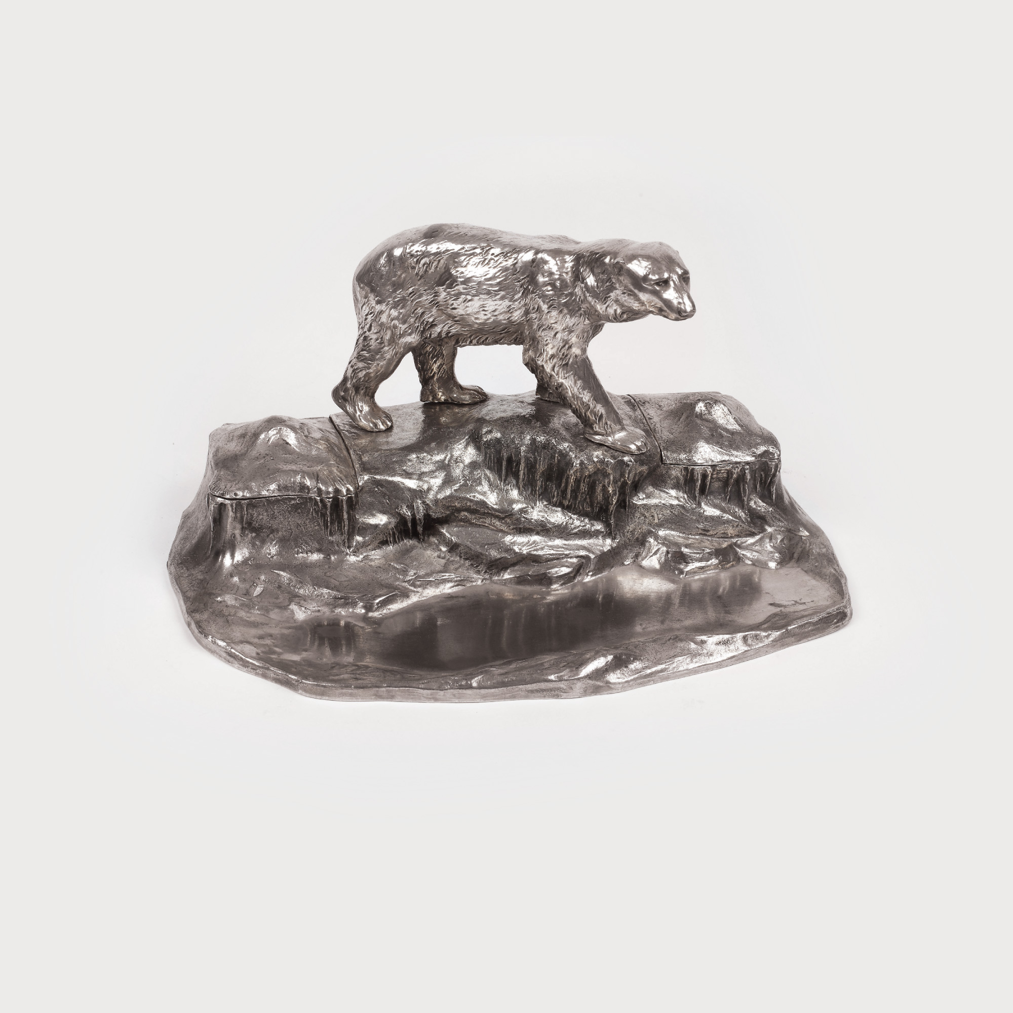 Encrieră argintată, decorată cu urs polar, 1900-1910