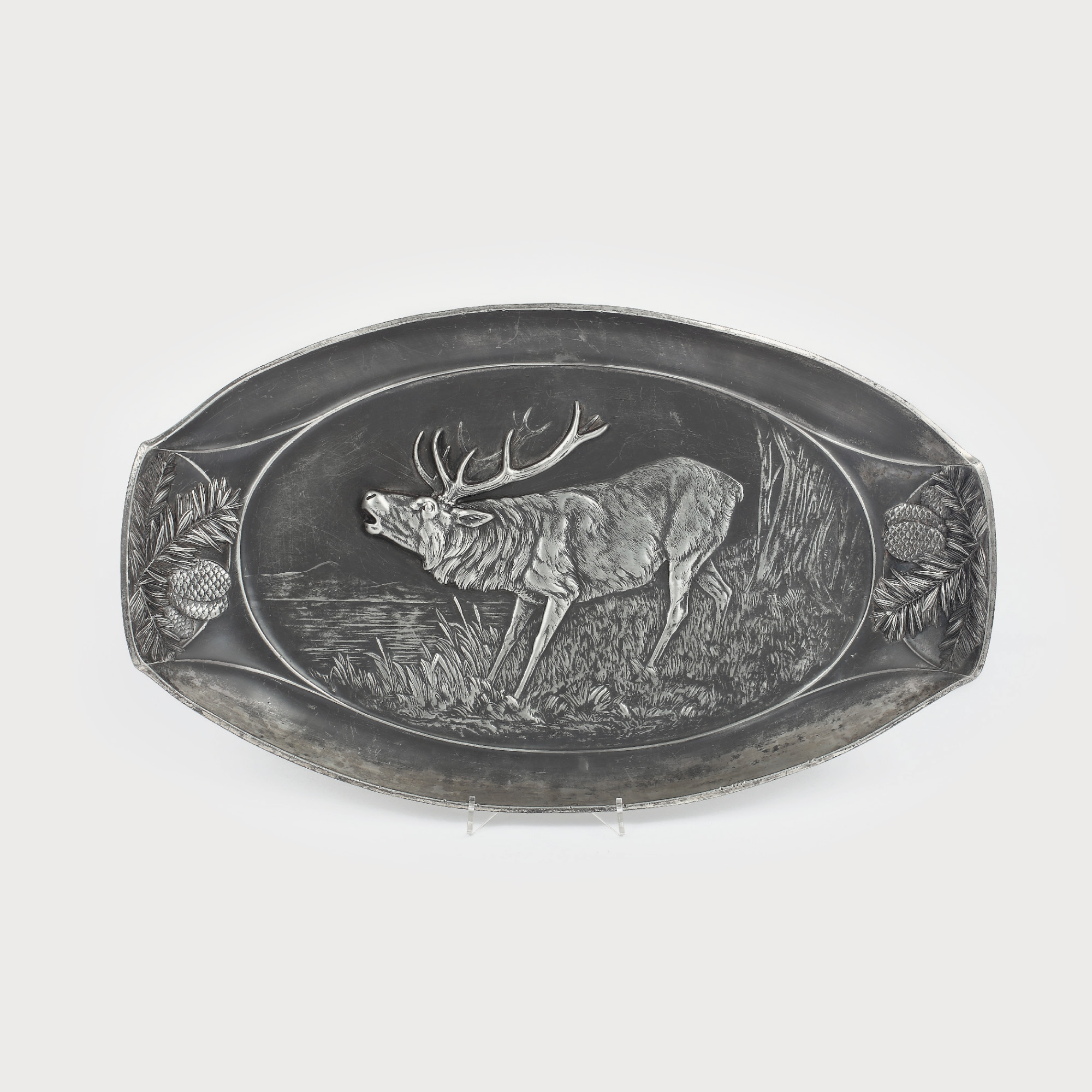 Platou argintat WMF, decorat cu peisaj de pădure și cerb, 1900-1910