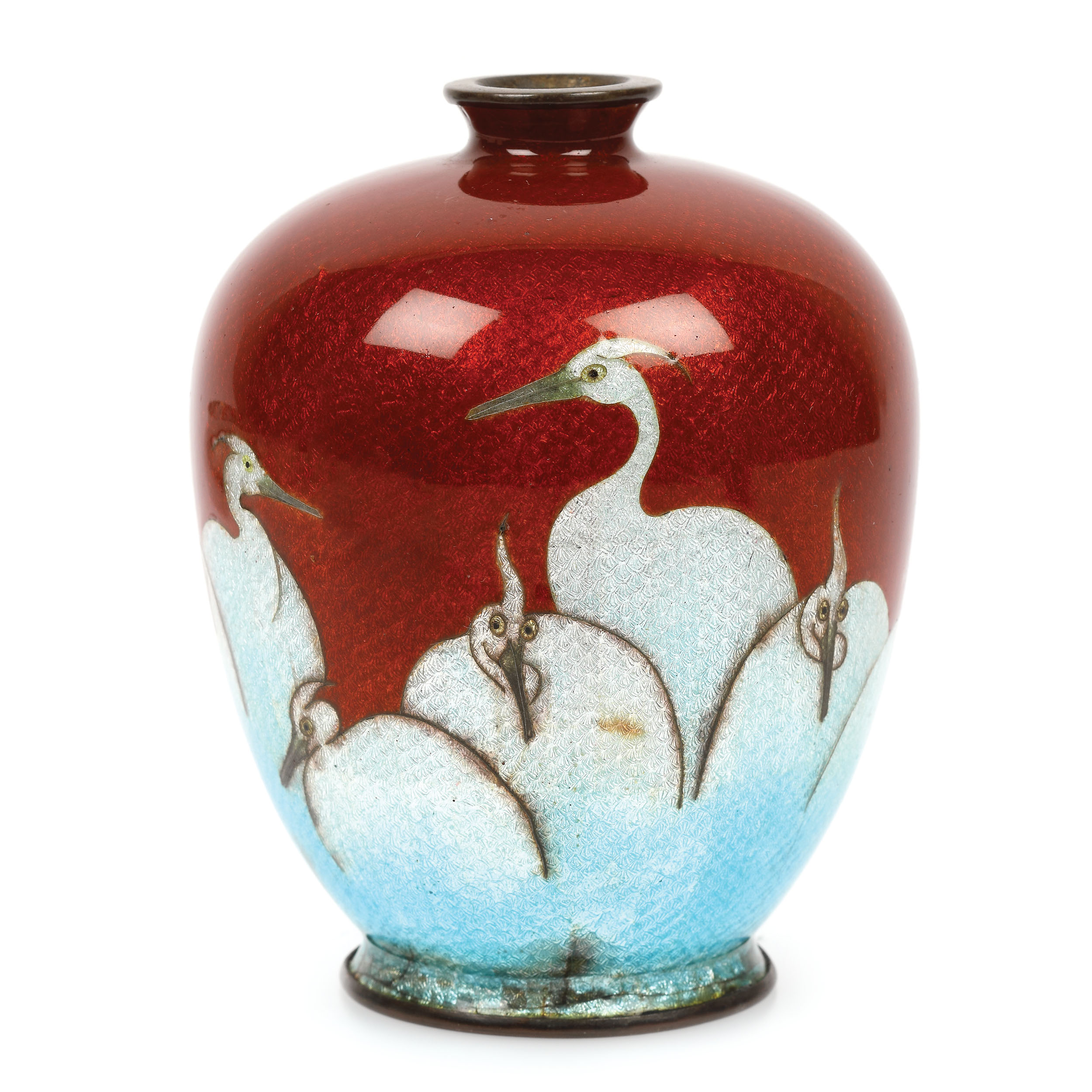 Vas decorat cu familie de egrete, în manieră cloisonné, cu intarsii din argint pe fond de argint, purtând marca artistului Ogasawara Shuzo, perioada Meiji, Japonia, începutul sec. XX