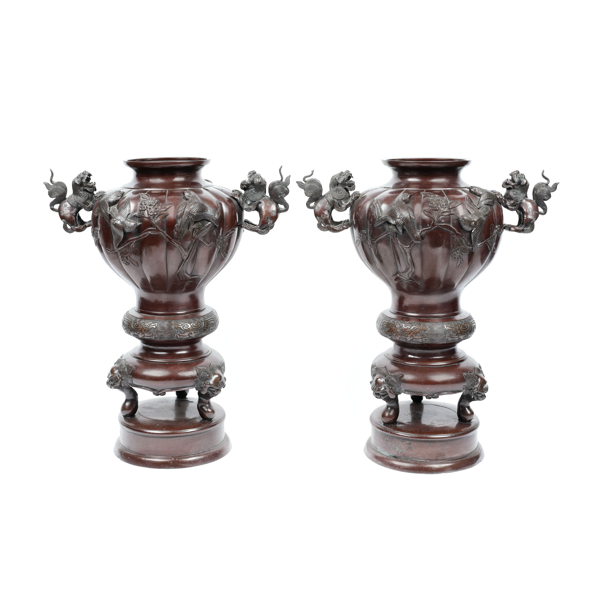 Lot format din două vase din bronz, decorate cu motivul dragonului și alte motive tradiționale, perioada Meiji, Japonia, începutul sec. XX