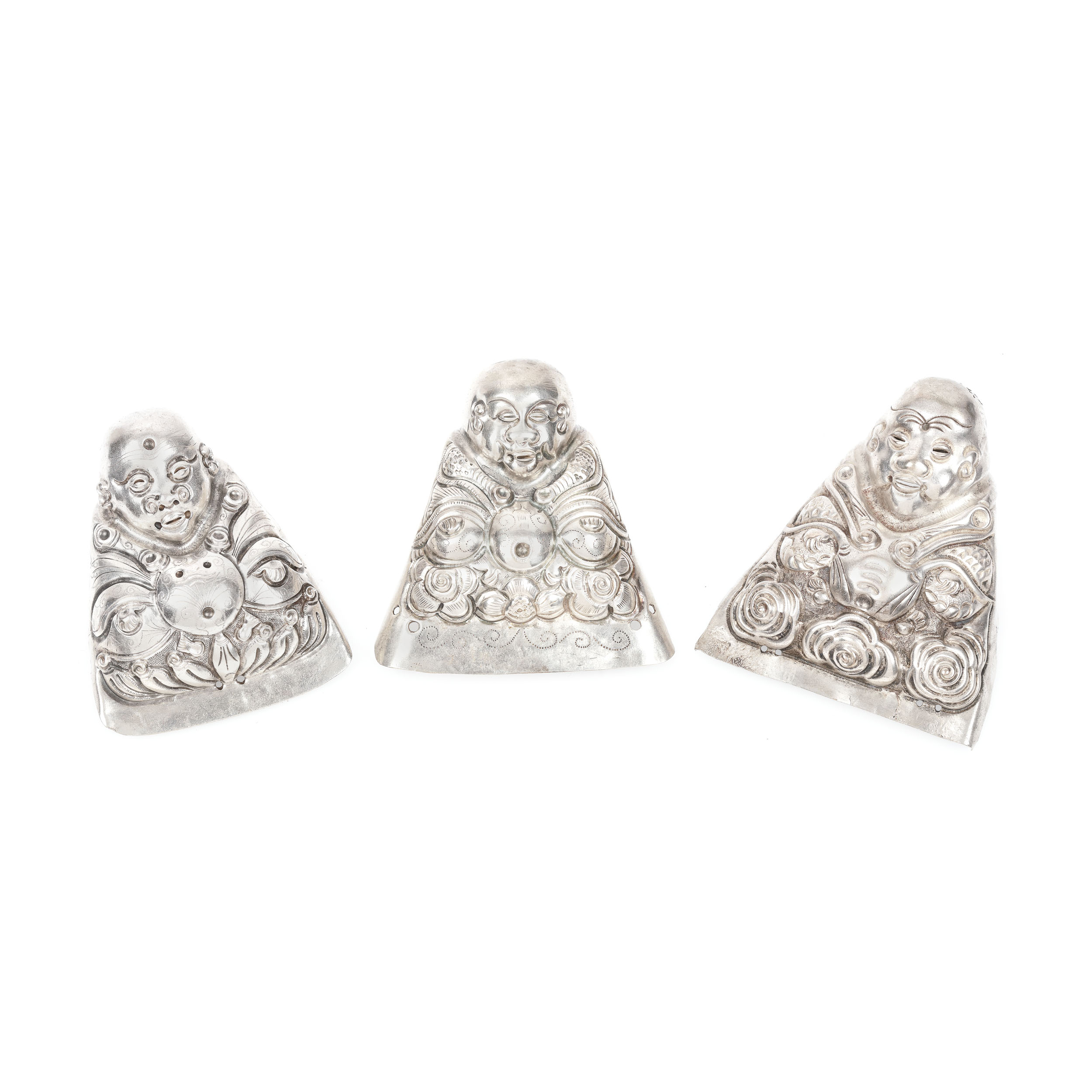 Lot format din trei figurine miniaturale, din argint, reprezentându-l pe Buddha, decorat au repoussé și gravat manual, sfârșitul perioadei Qing, China, cca. 1900