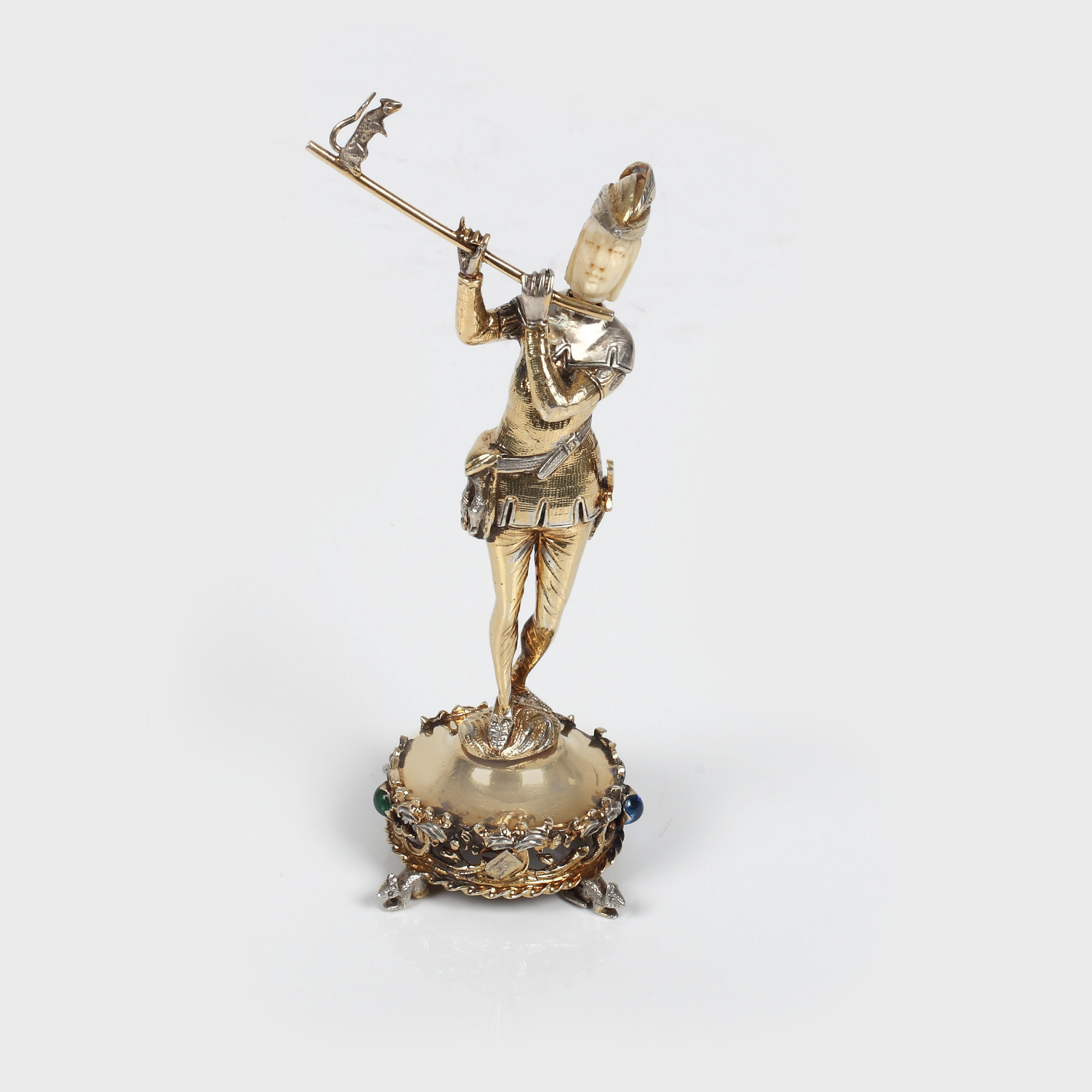 "Flautistul din Hamelin" - interesantă sculptură din argint și fildeș, reprezentând un personaj de basm