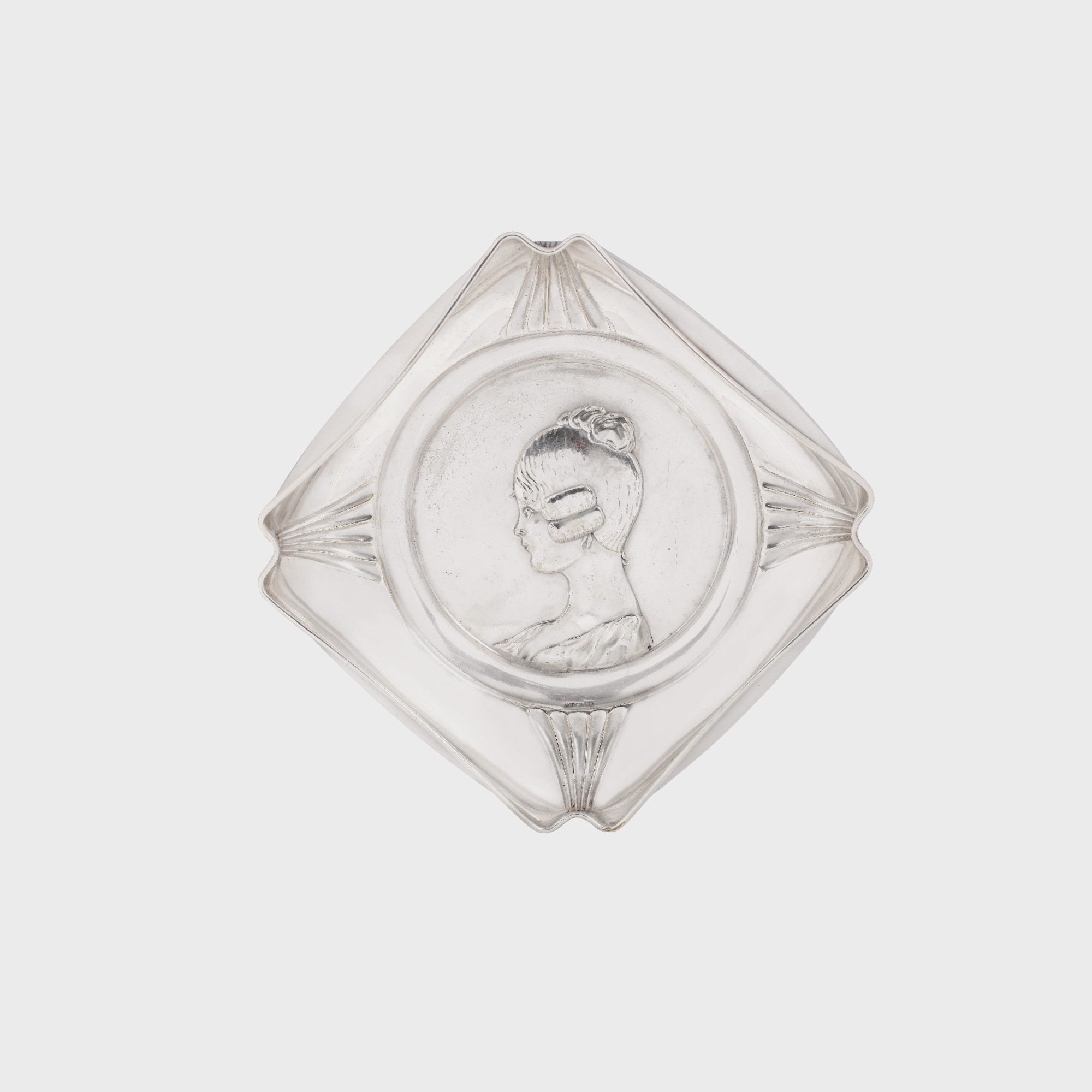 Vide-poche argintat, stil Art Nouveau, decorat cu personaj feminin, cca. 1902-1910