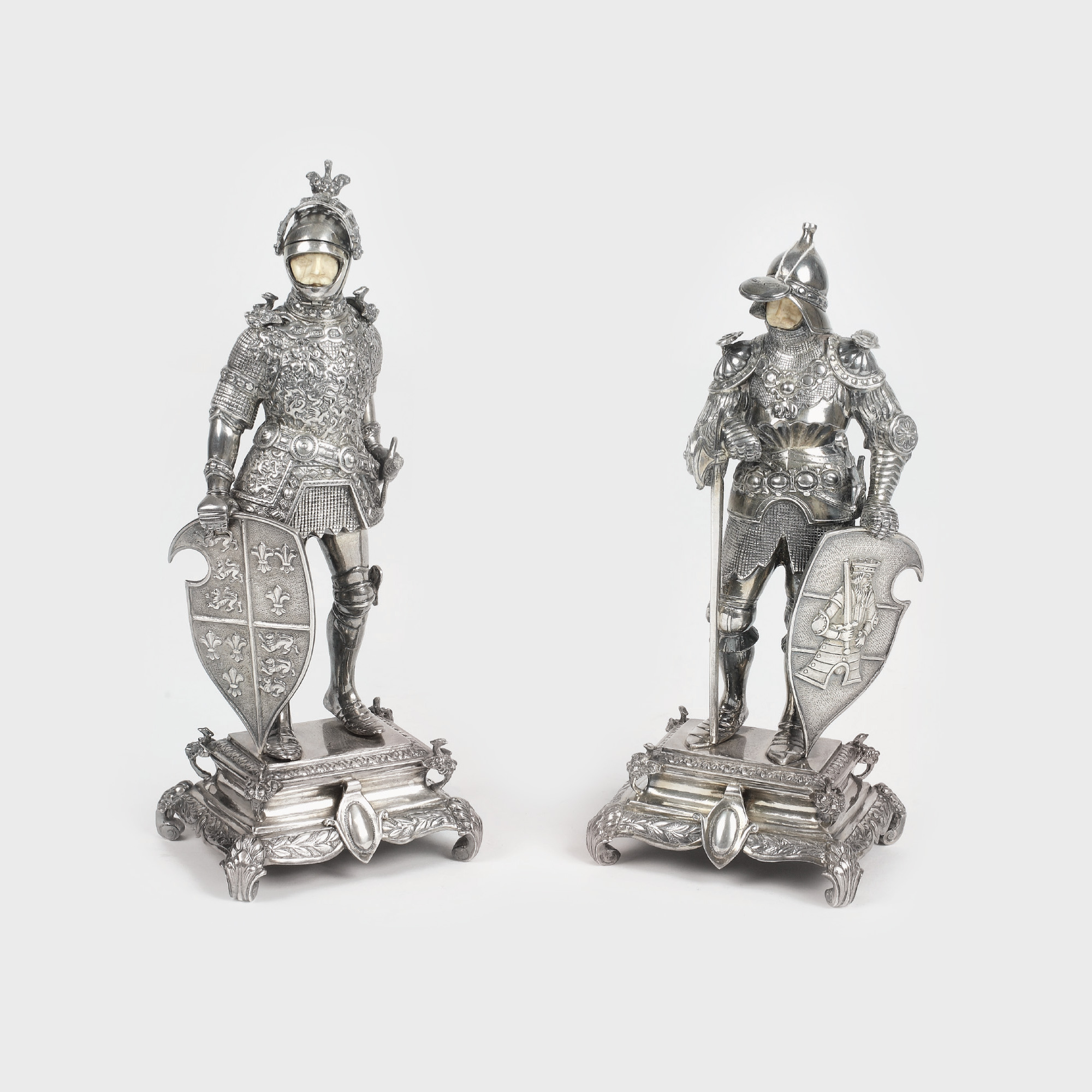 Pereche de statuete din argint, reprezentând cavaleri de turnir, în armură medievală, piese de colecție