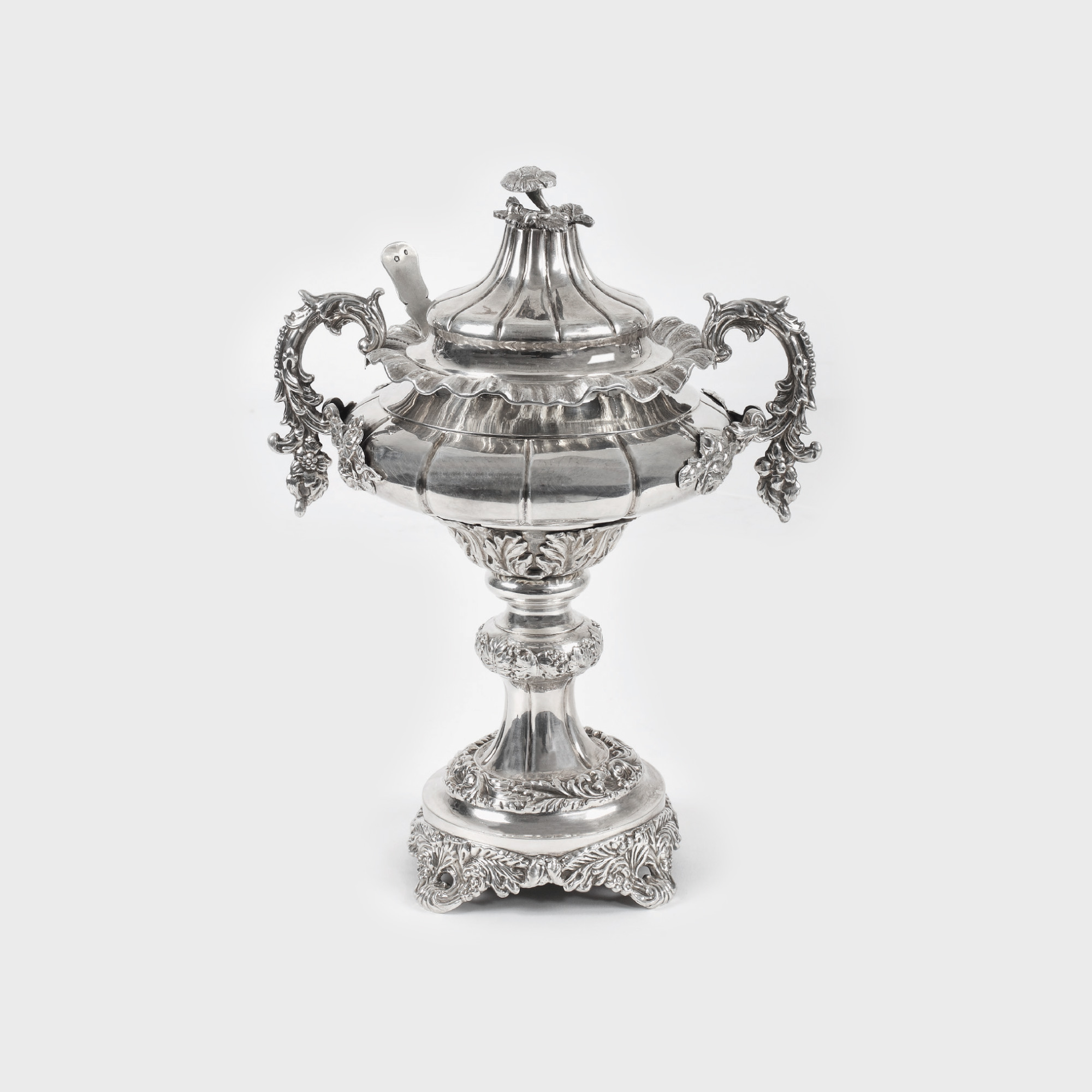 Confiturieră din argint, decorată cu ghirlandă floral-vegetală, 1844