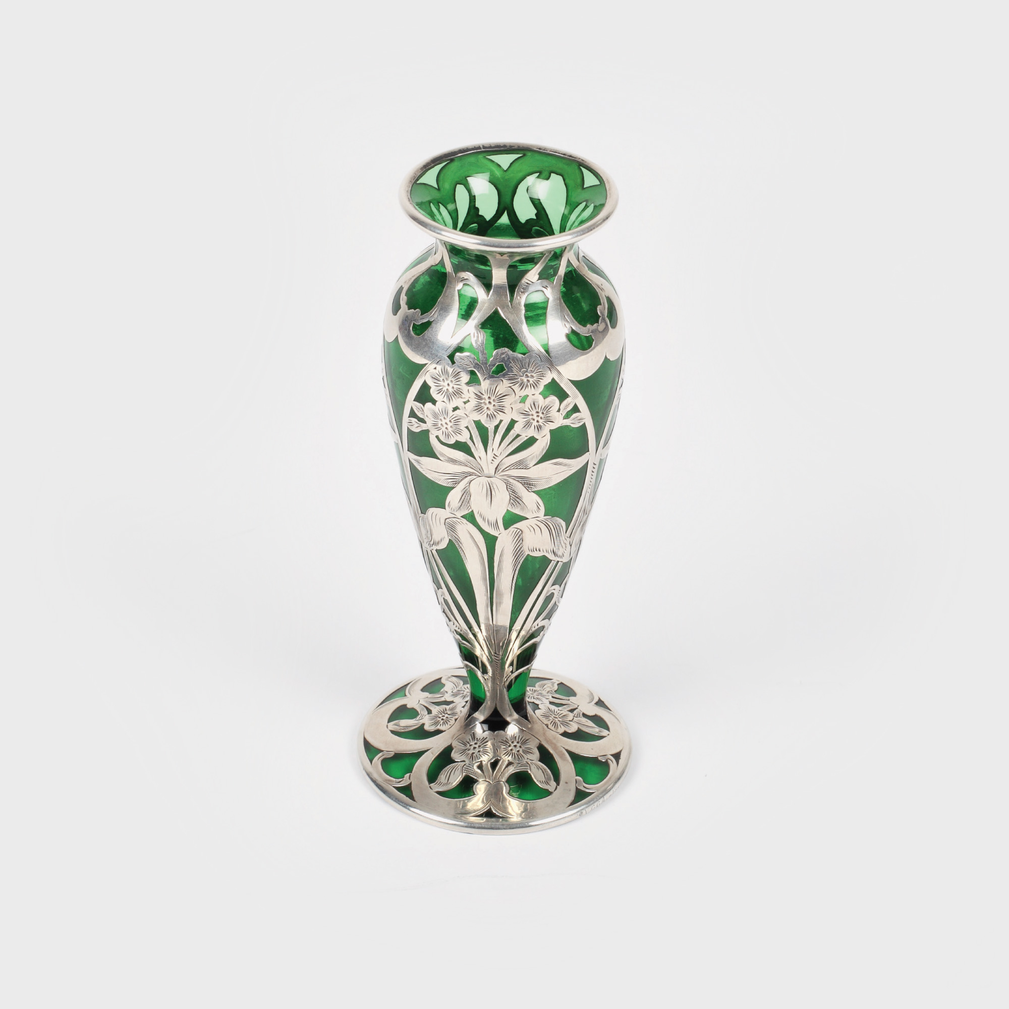 Vas soliflor vienez îmbrăcat în argint, stil Art Nouveau, decorat cu violete, cca. 1900