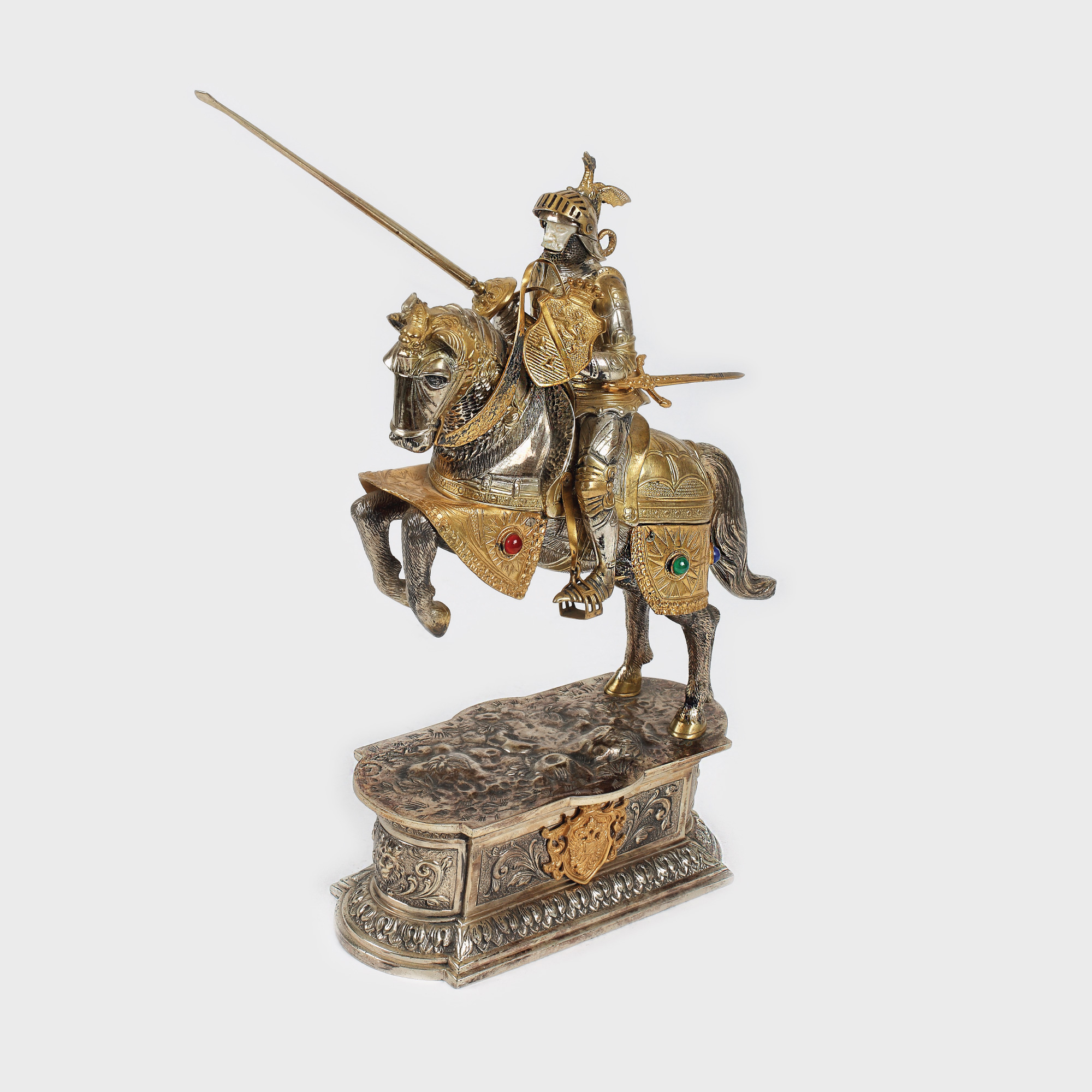 Cavaler ecvestru, pregătit de turnir, din argint aurit, piesă de colecție