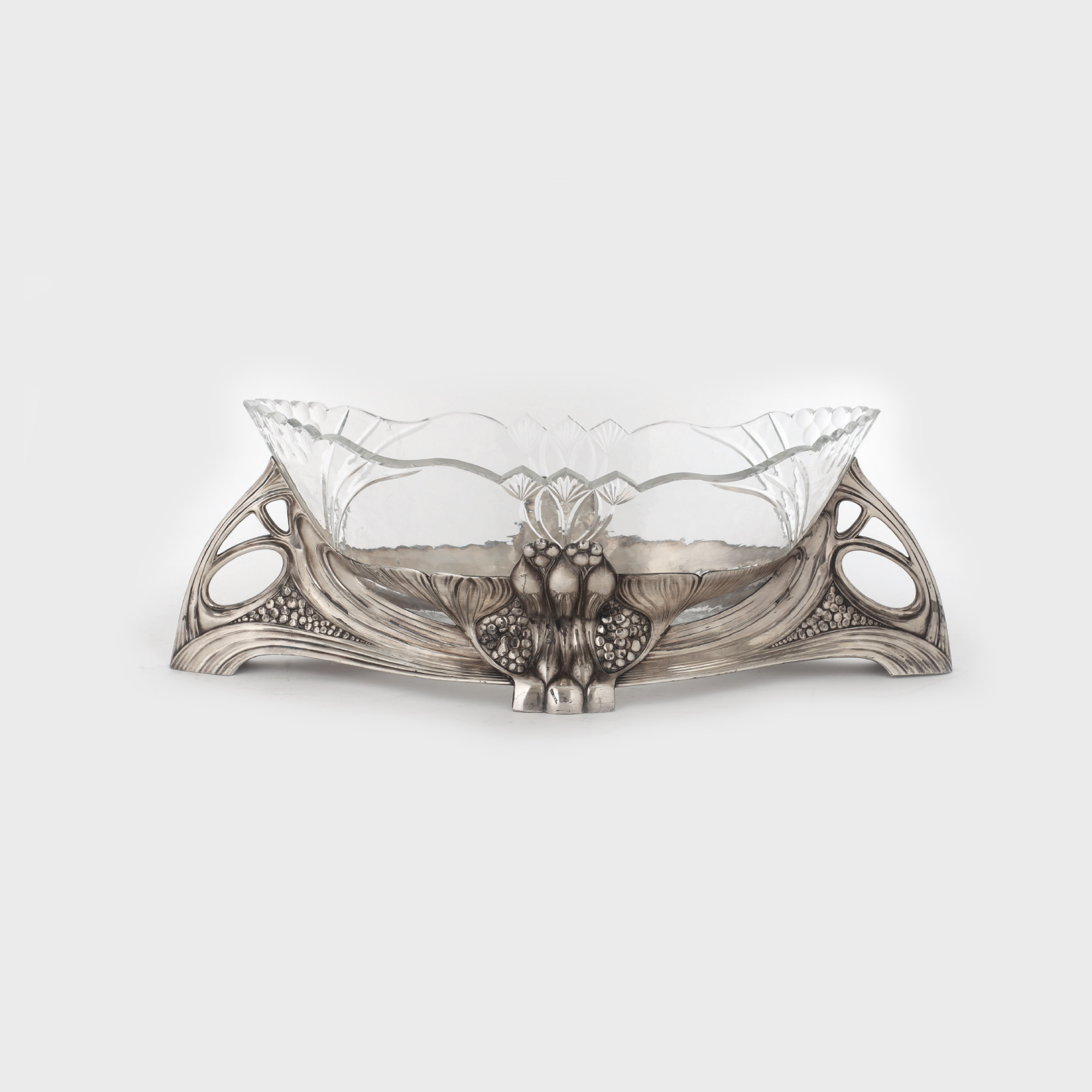 Fructieră argintată, stil Art Nouveau, decorată cu flori de lotus, cca.1900