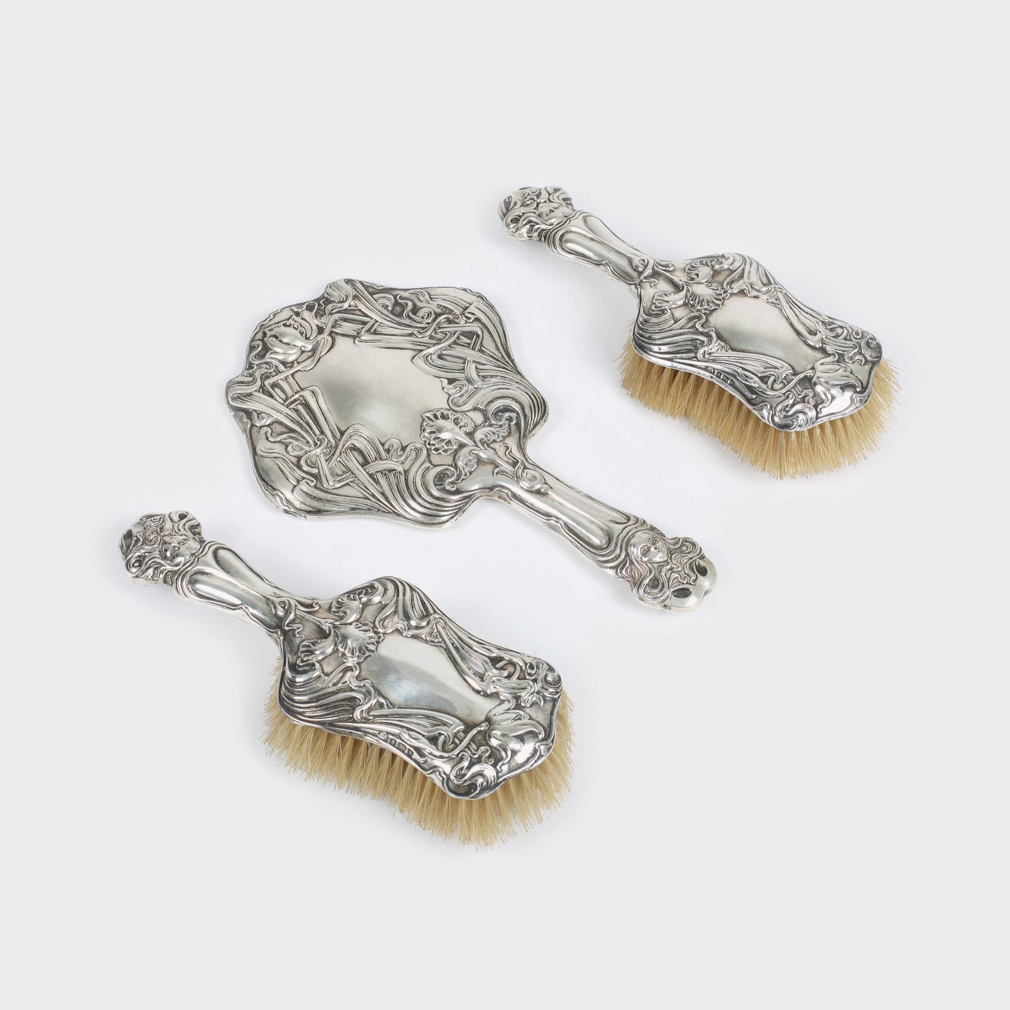 Set de toaletă, din argint William Aiken, stil Art Nouveau, decorat cu muze și flori, cca. 1903