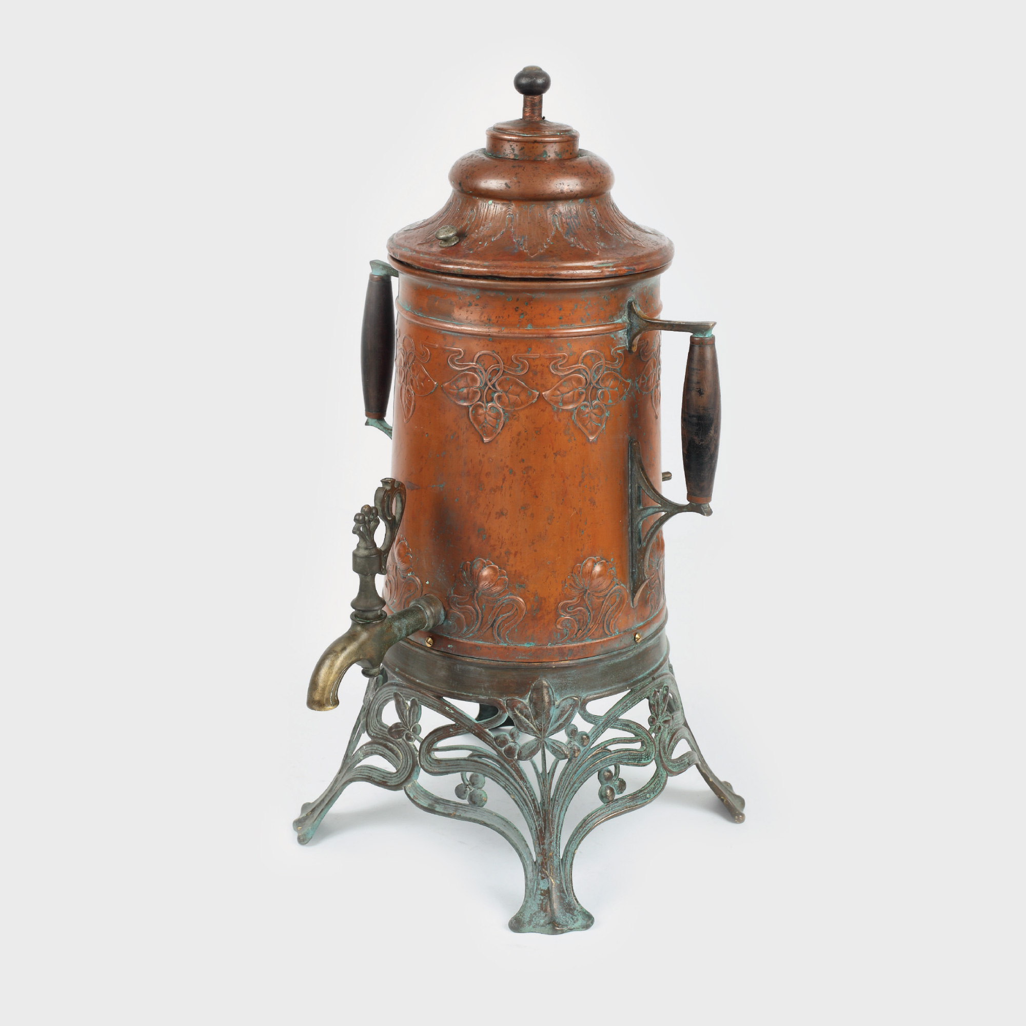 Samovar Art Nouveau, decorat cu frunze de nufăr și castan, 1900-1914