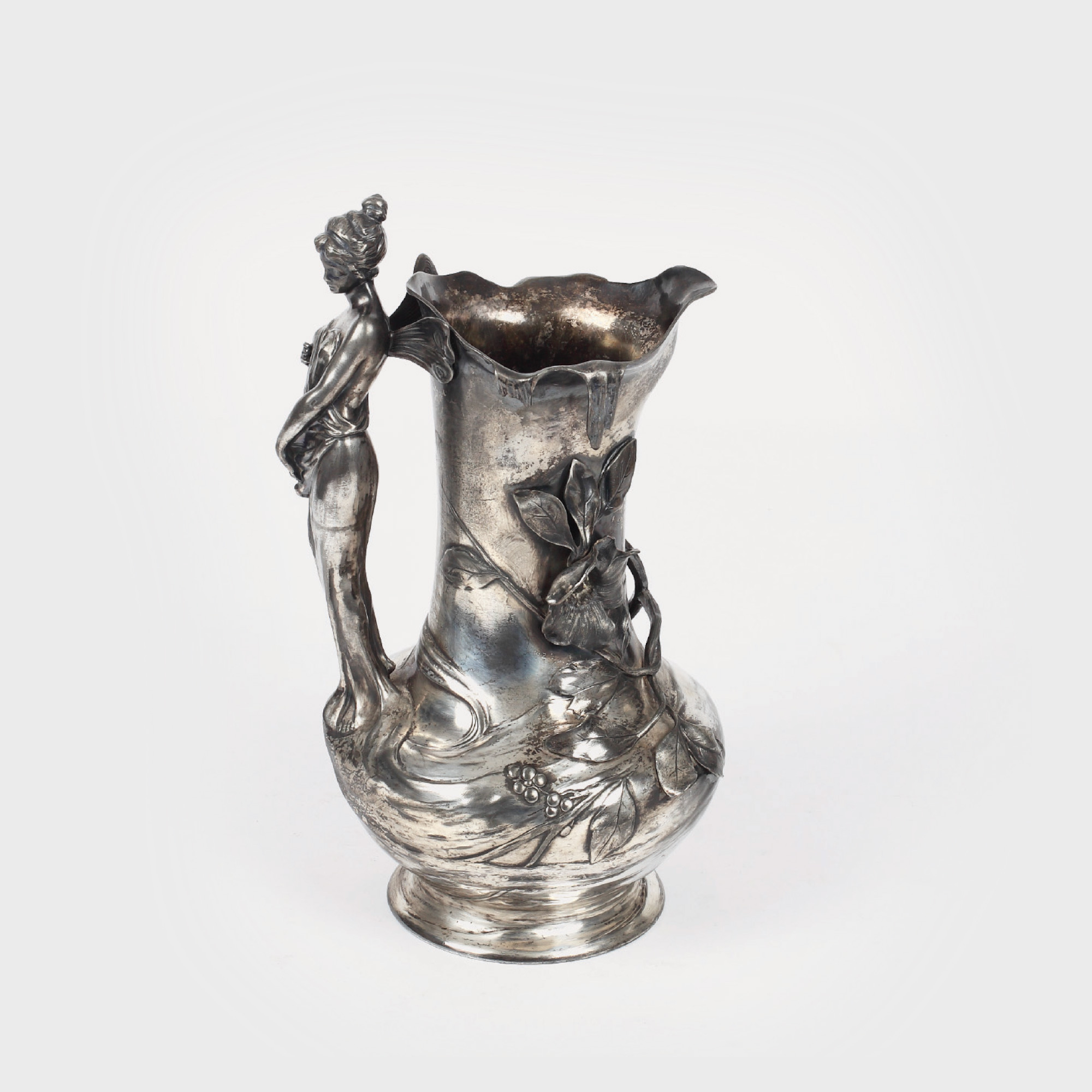 Superb vas argintat WMF, stil Art Nouveau, decorat cu personaj feminin și flori de magnolie, cca. 1900