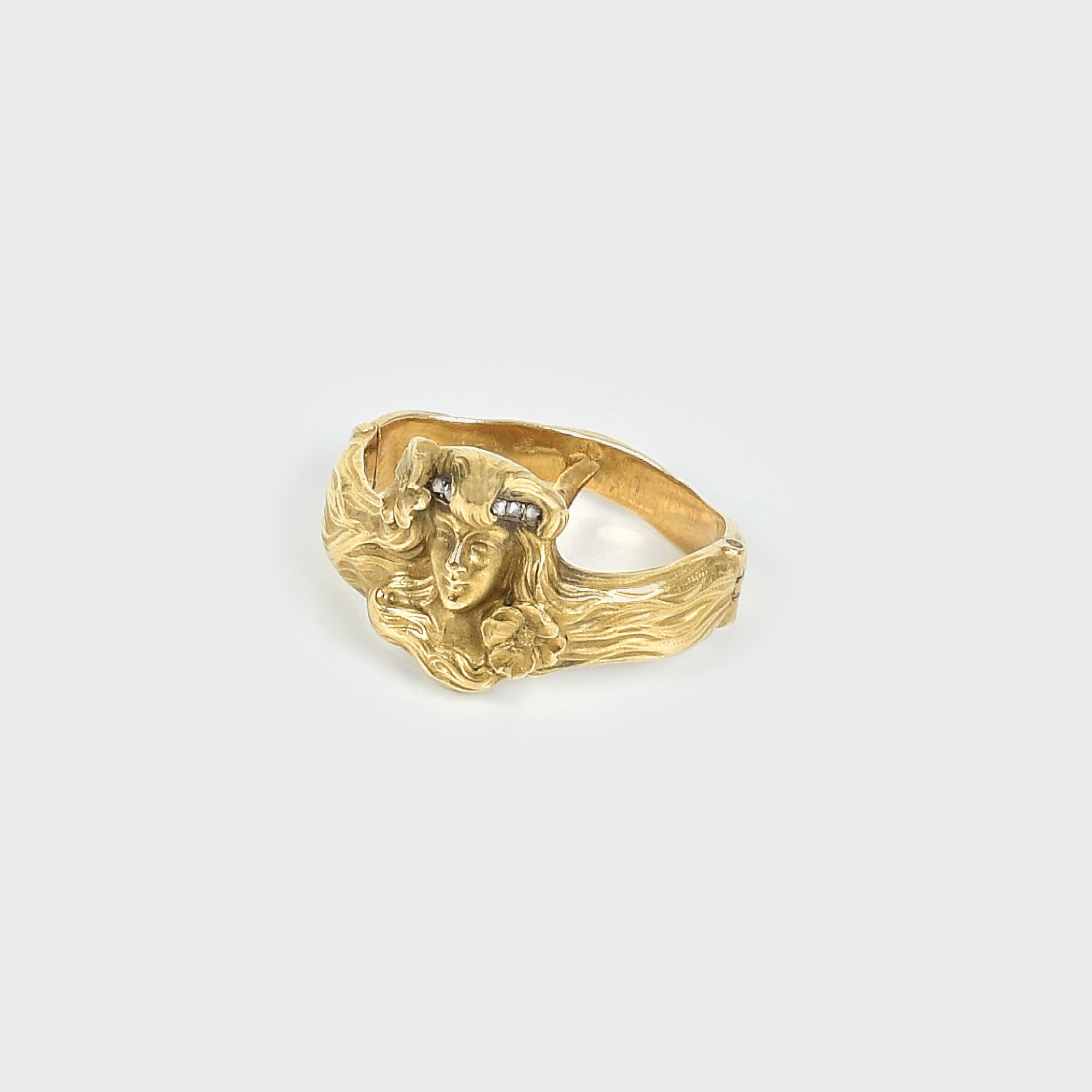 Inel de eșarfă, din aur, stil Art Nouveau, decorat cu personaj feminin și diamante, începutul sec. XX