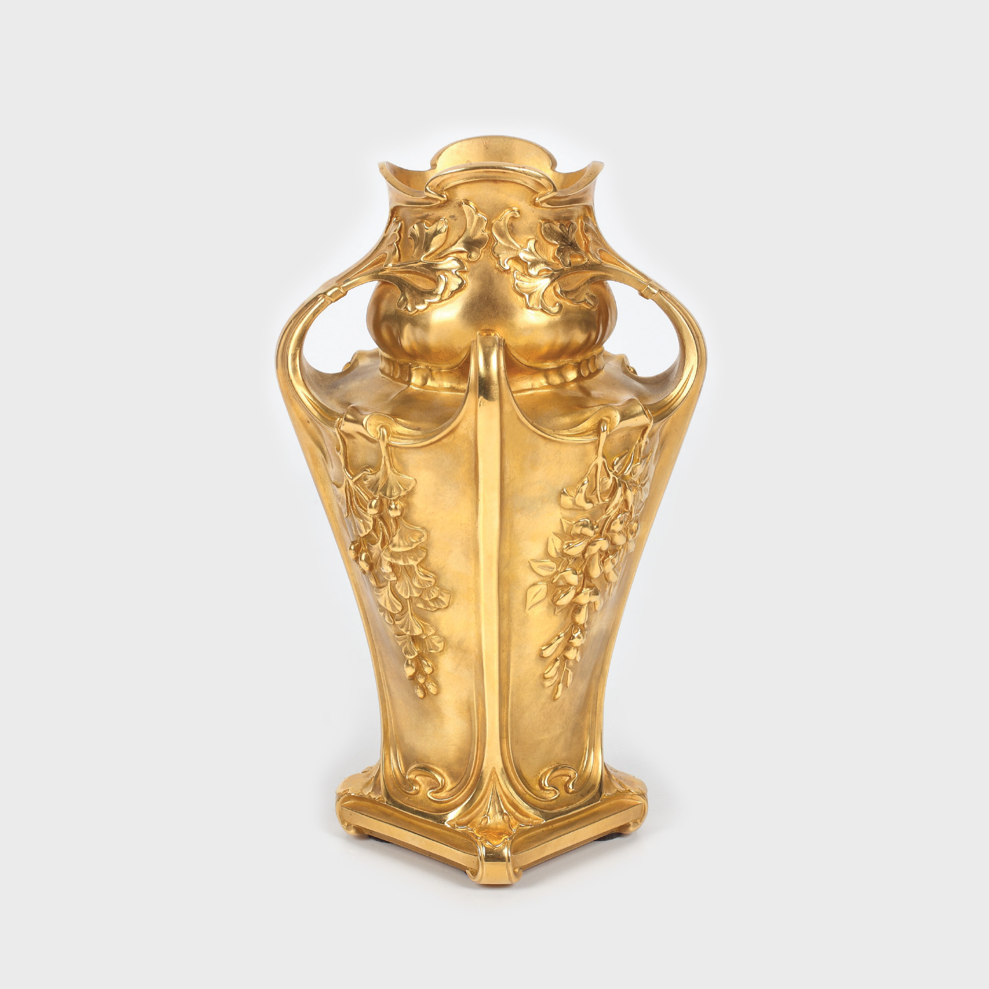 Splendid vas din bronz doré, bogat decorat, cca. 1900