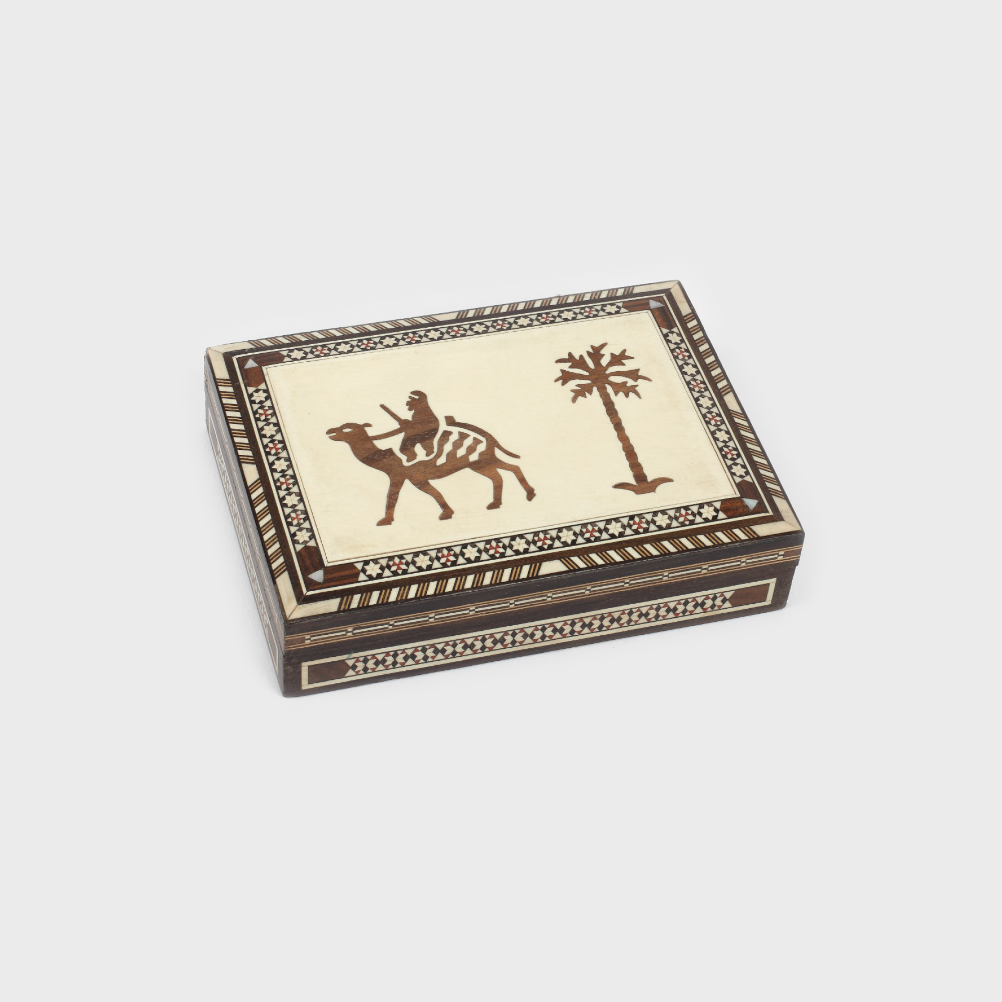 Casetă din lemn exotic, fildeș și sidef, piesă de birou, decorată cu scenă orientală, oferită cadou ministrului de externe român, George Macovescu de către ministrul de externe al Iranului