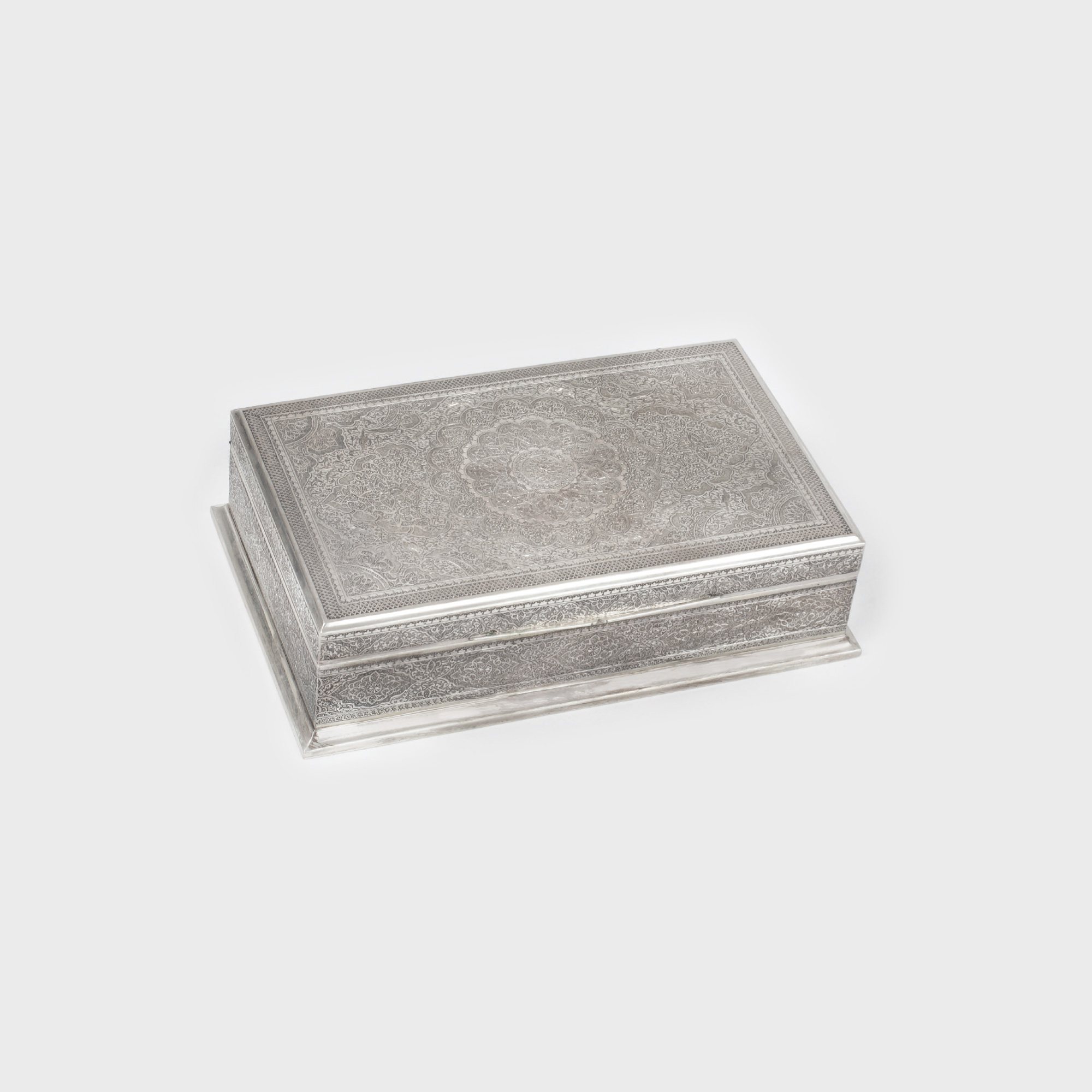 Casetă de birou, din argint, pentru trabucuri, decorată cu simboluri orientale, oferită cadou ministrului de externe român, George Macovescu, de către Șahul Iranului, Mohammad Rezā Shāh Pahlavī