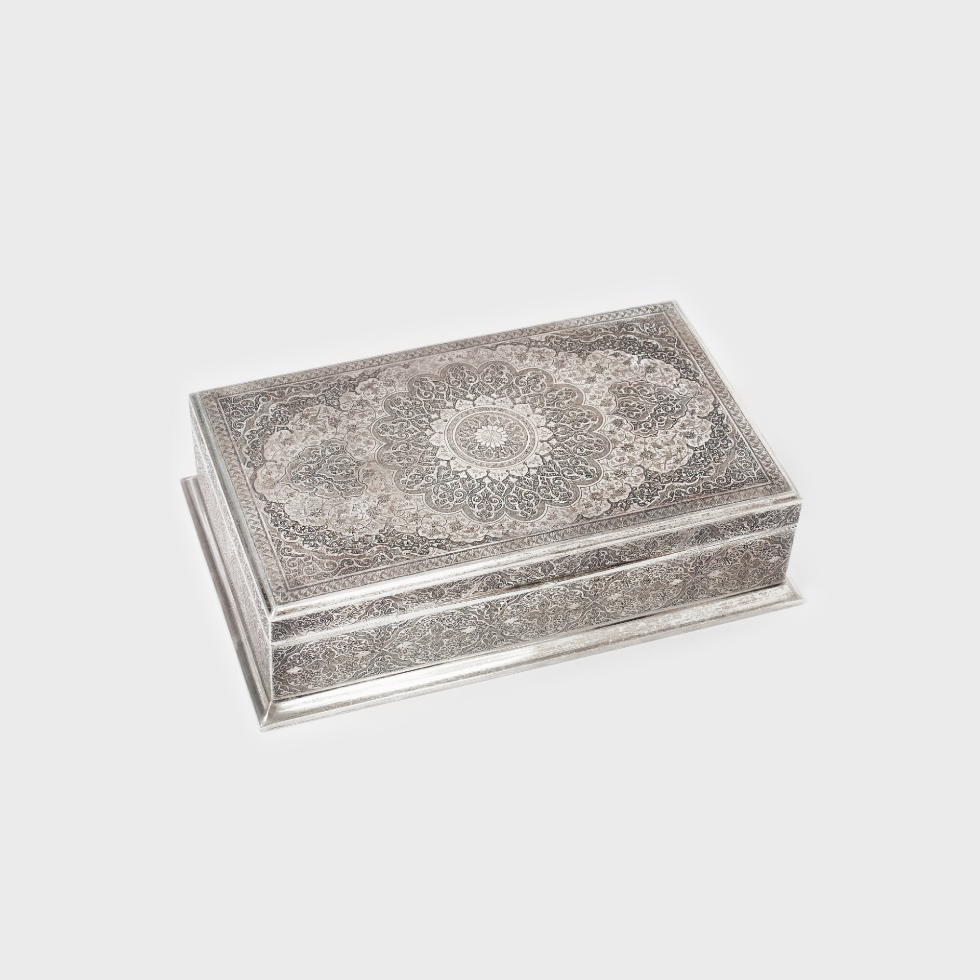 Casetă de birou, din argint, pentru trabucuri, decorată cu motive floral-vegetale, oferită cadou ministrului de externe român George Macovescu de către Șahul Iranului, Mohammad Rezā Shāh Pahlavī, în cutie originală