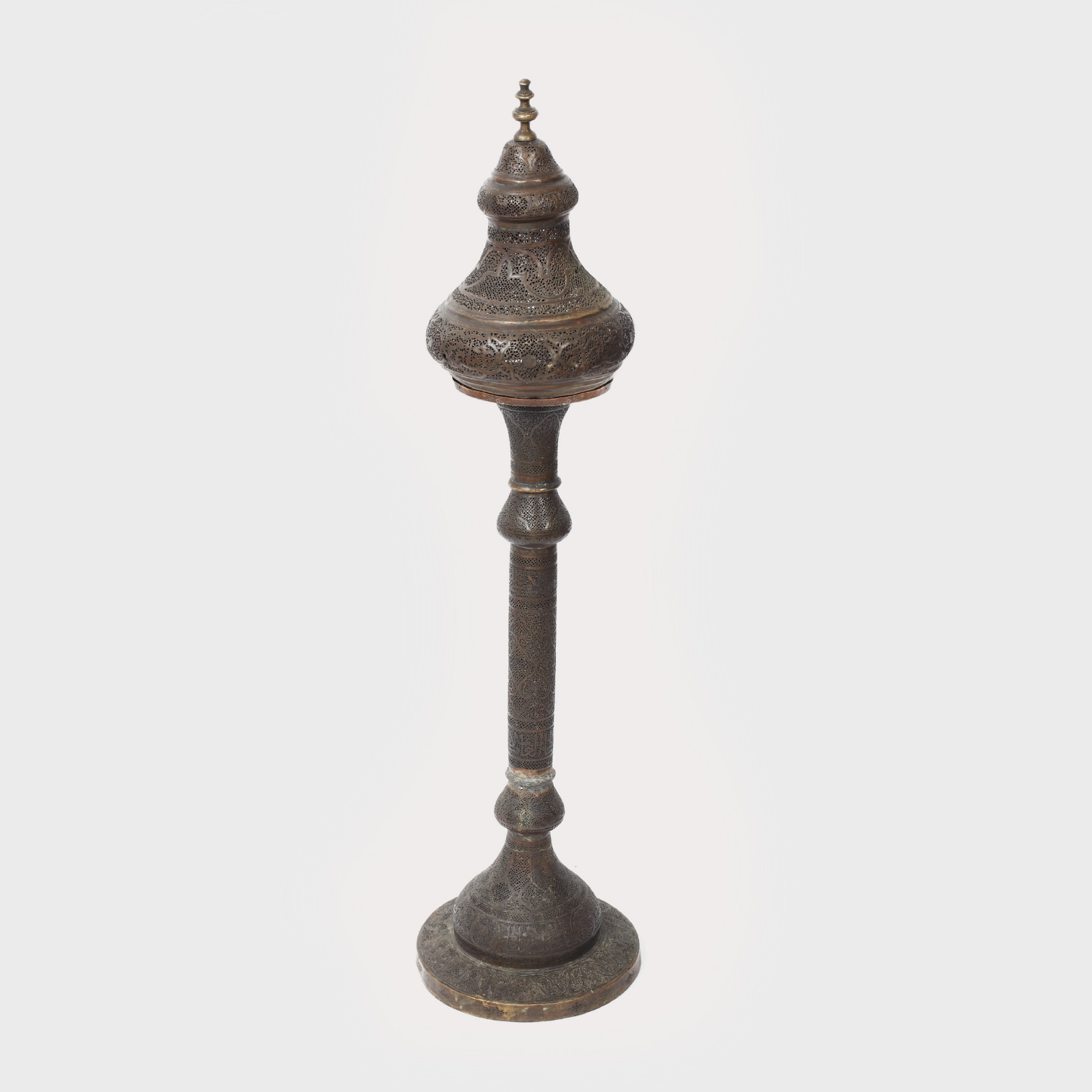 Lampă de podea, otomană, bogat decorată cu arabescuri, sec. XIX; piesă de colecție