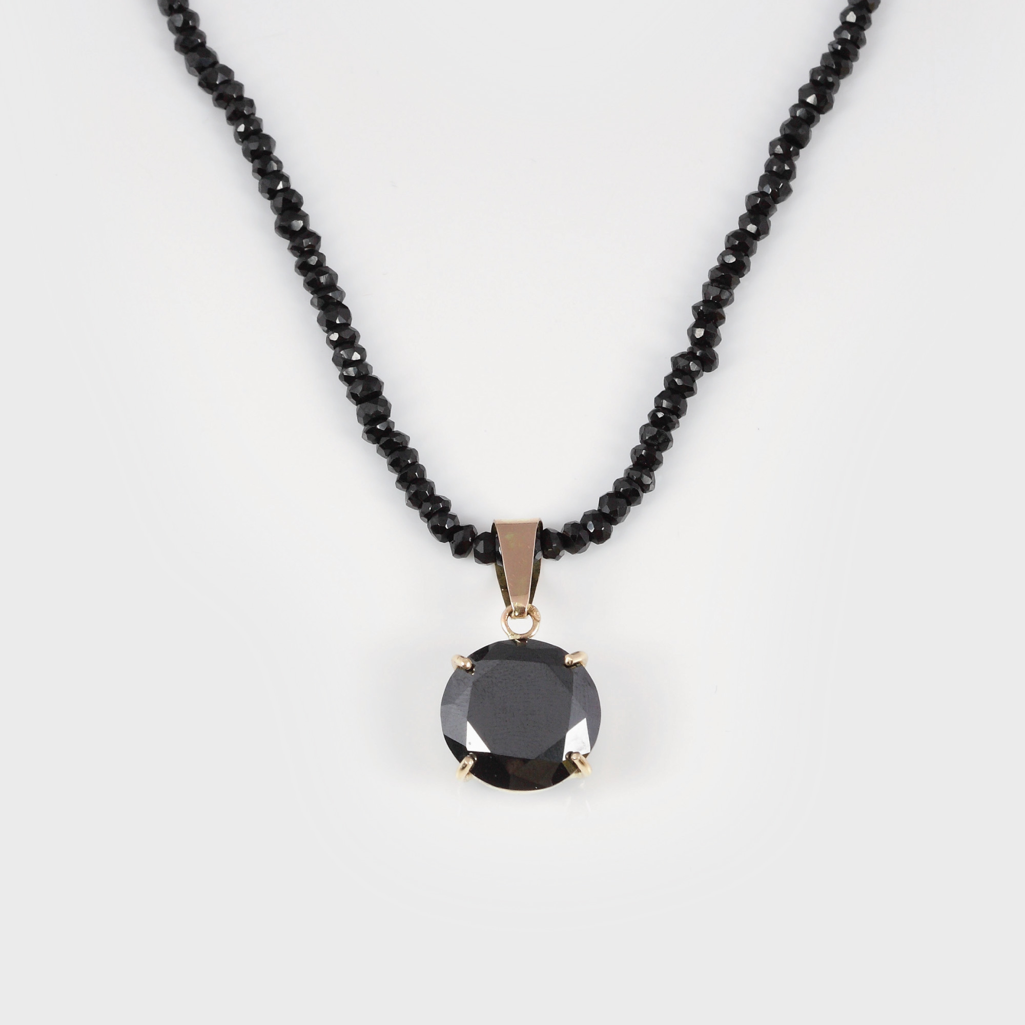 Colier din aur, decorat cu un mare diamant negru