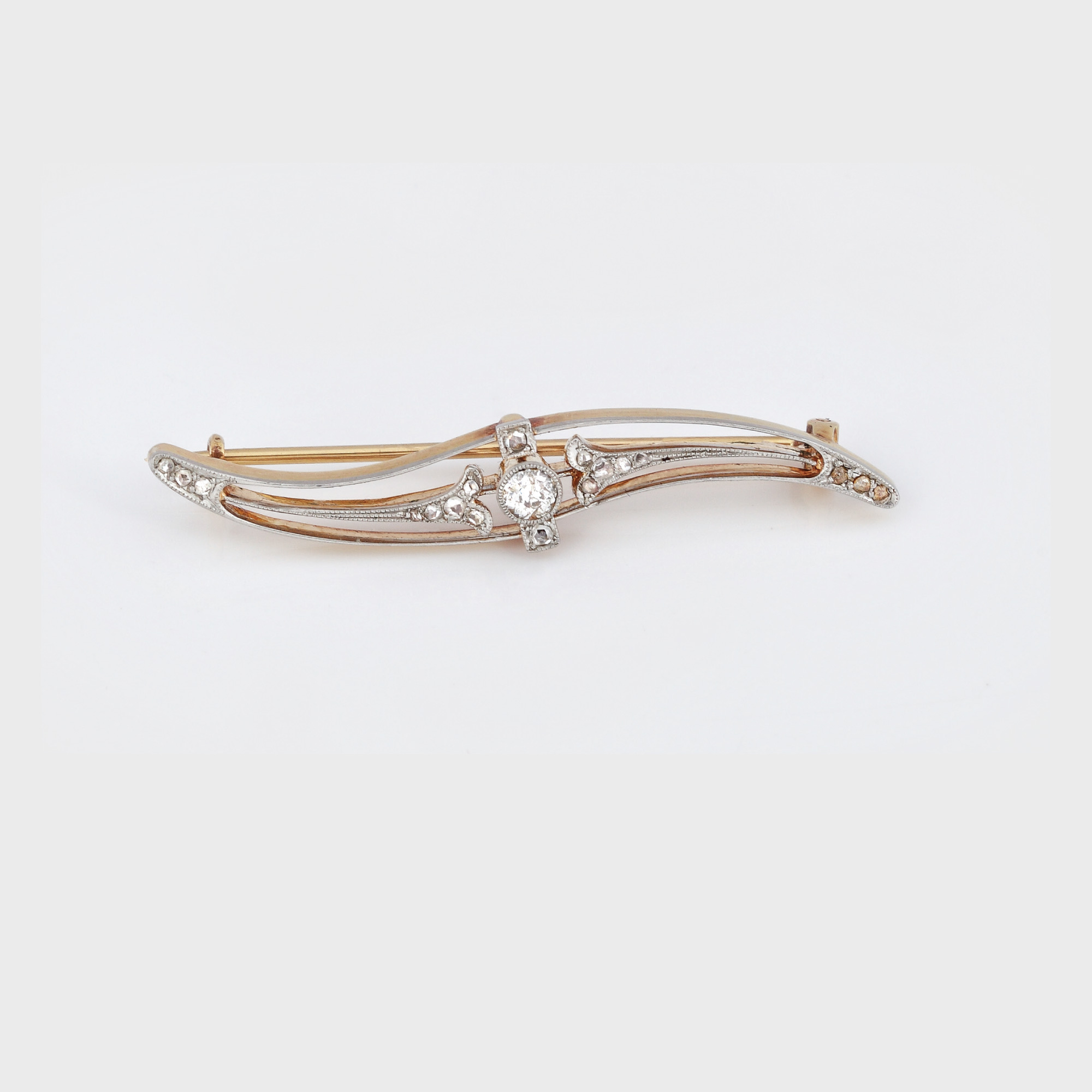 Delicată broșă Art Nouveau din aur, decorată cu diamante