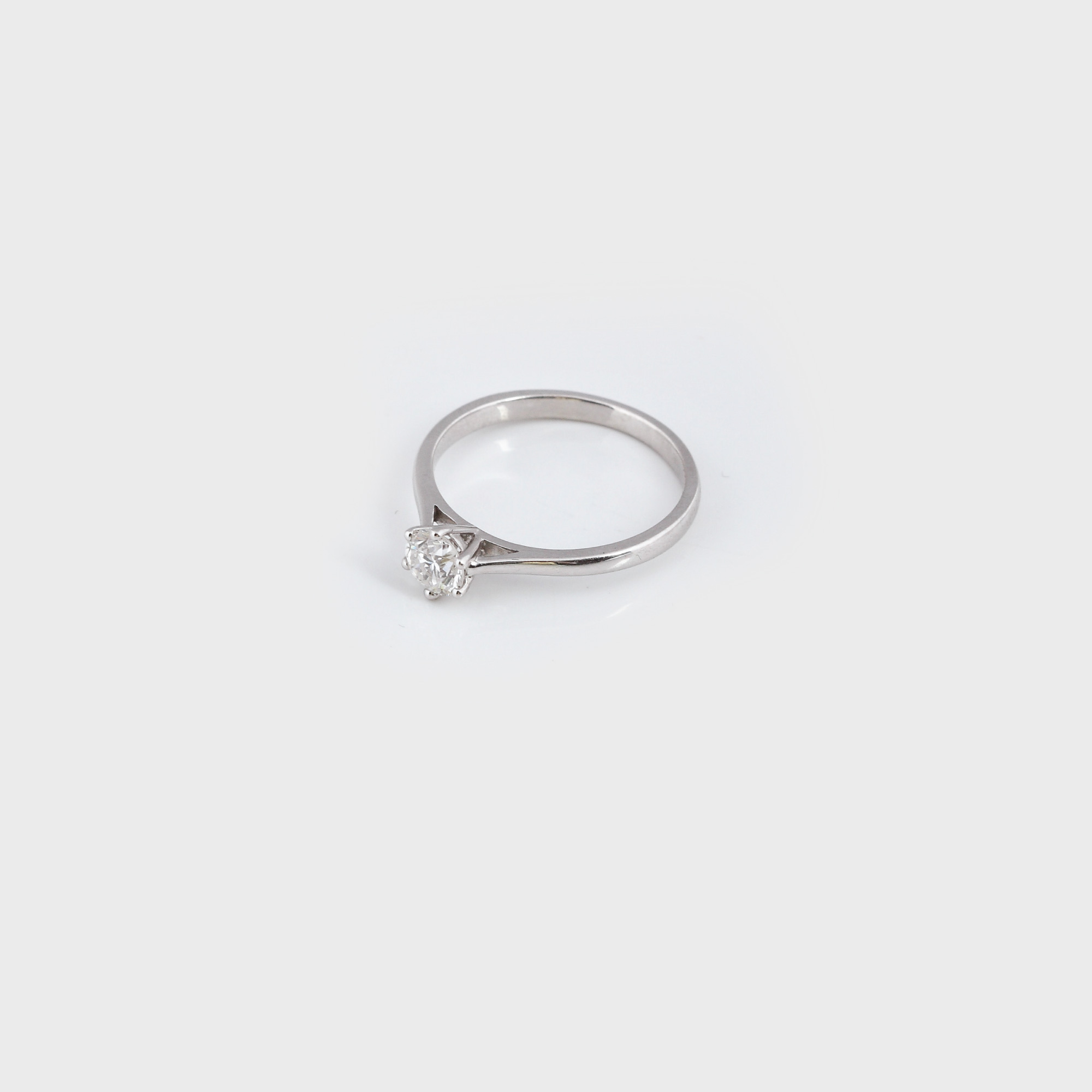 Inel solitaire din aur alb, decorat cu diamant central
