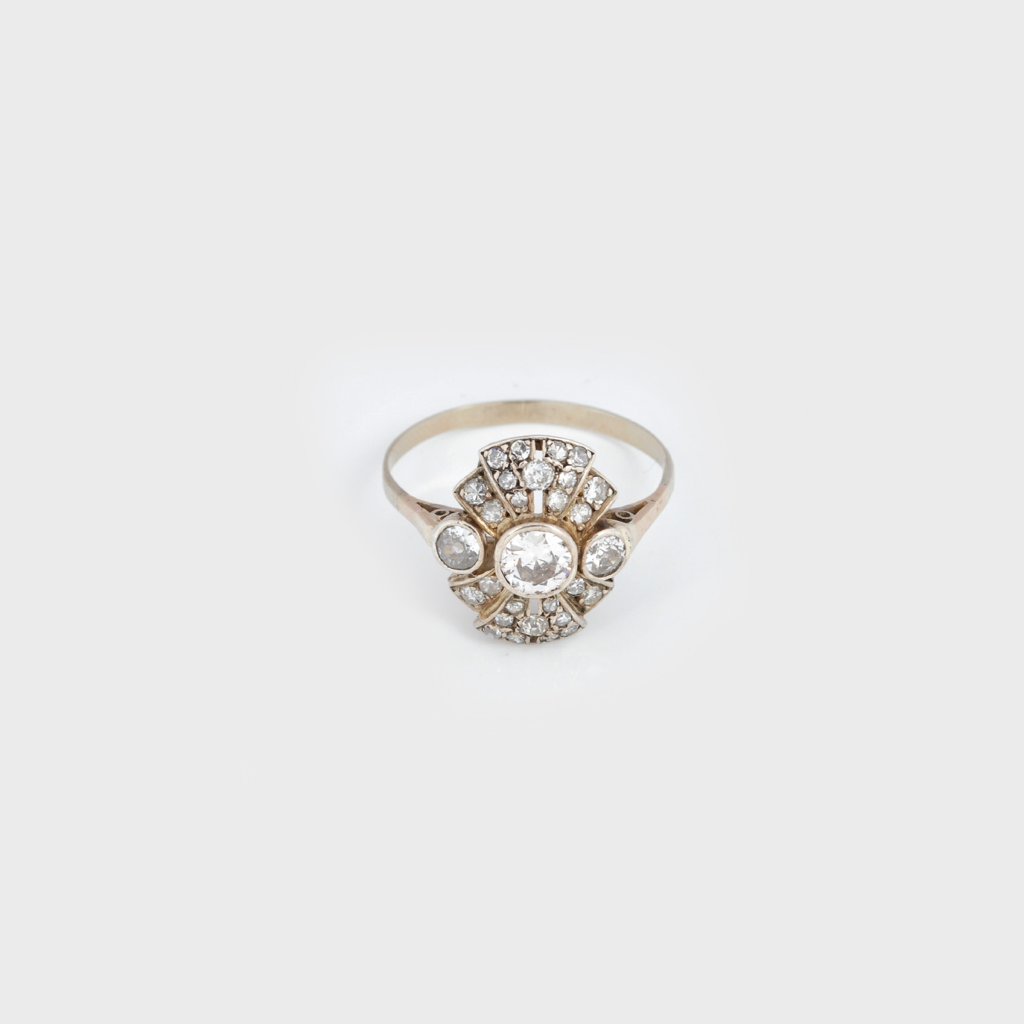 Inel din aur, decorat cu floare de diamante