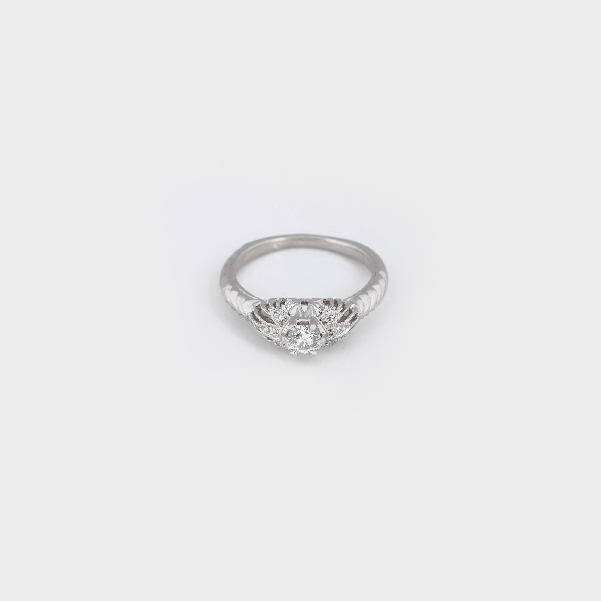 Delicat inel din platină, decorat cu diamante