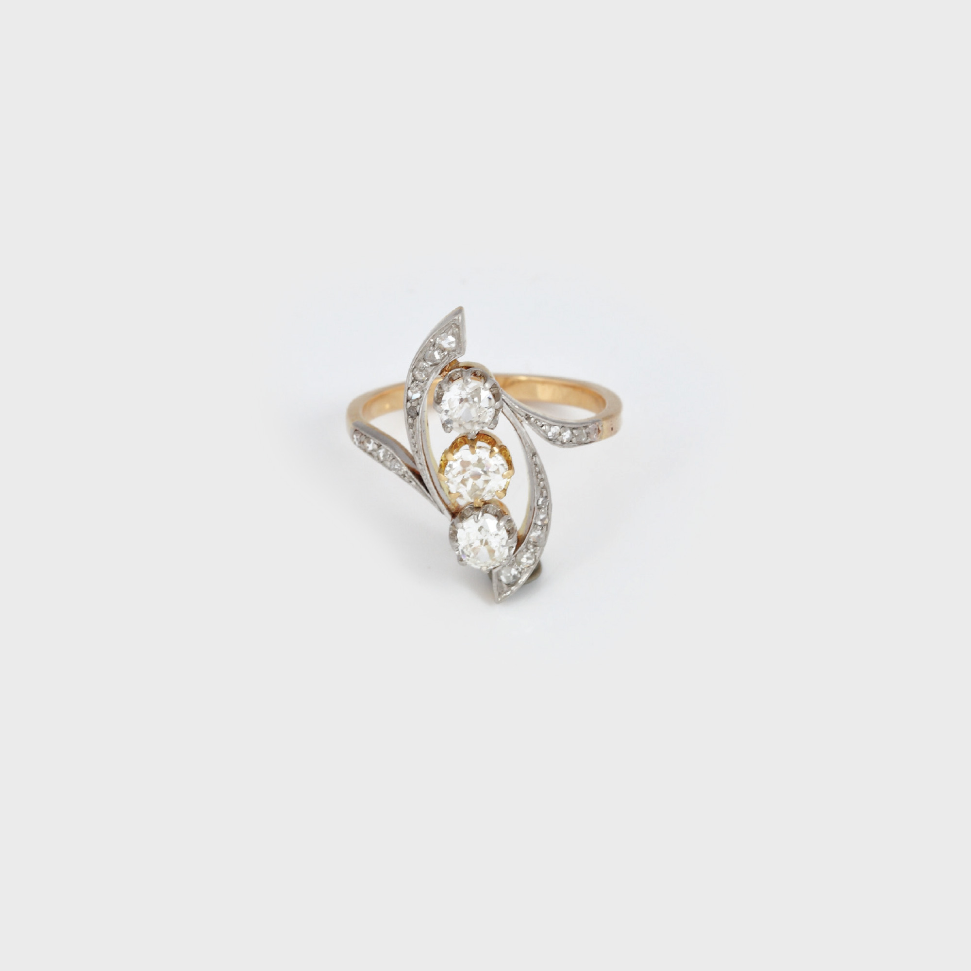 Elegant inel din aur, decorat cu diamante