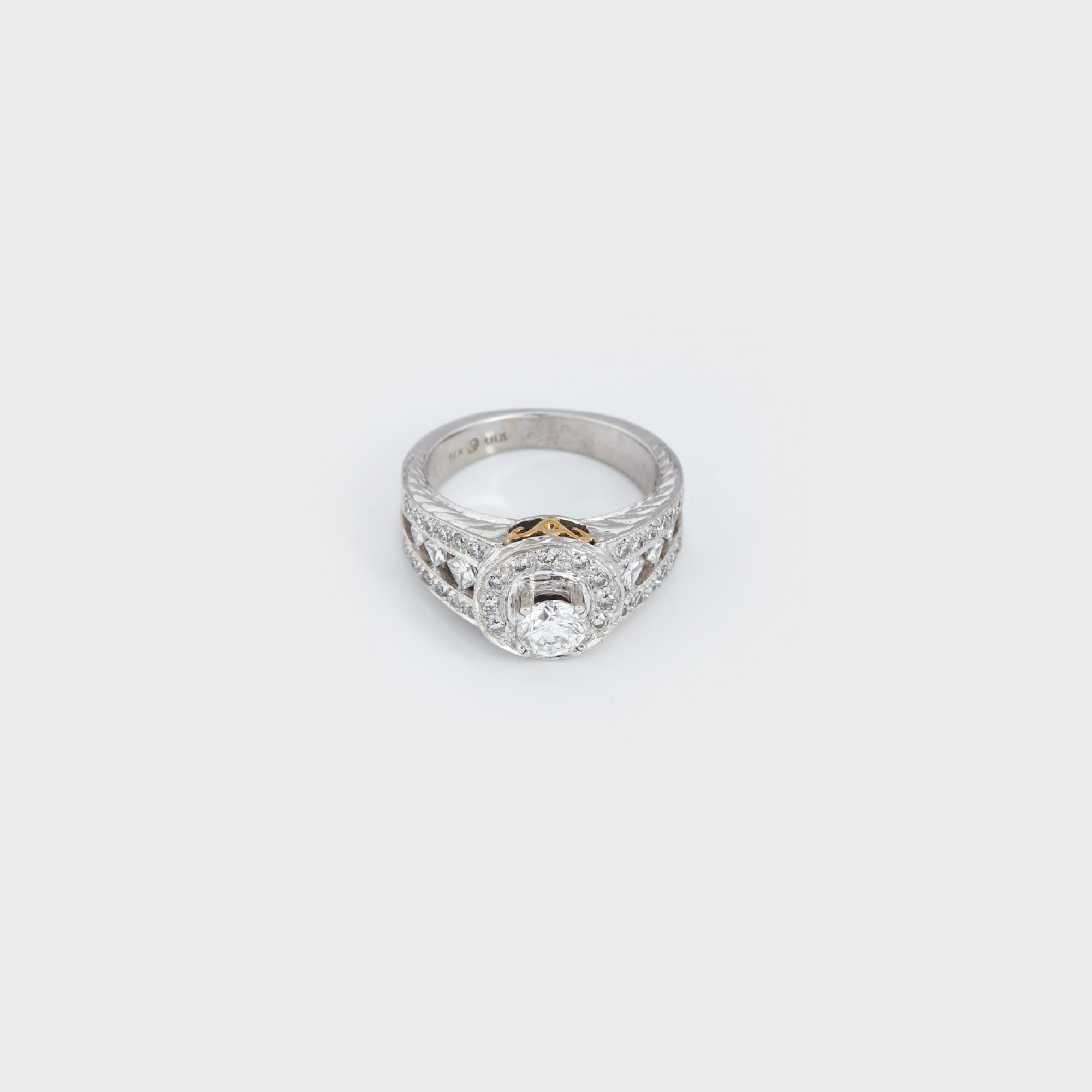 Elegant inel din aur, decorat cu diamante