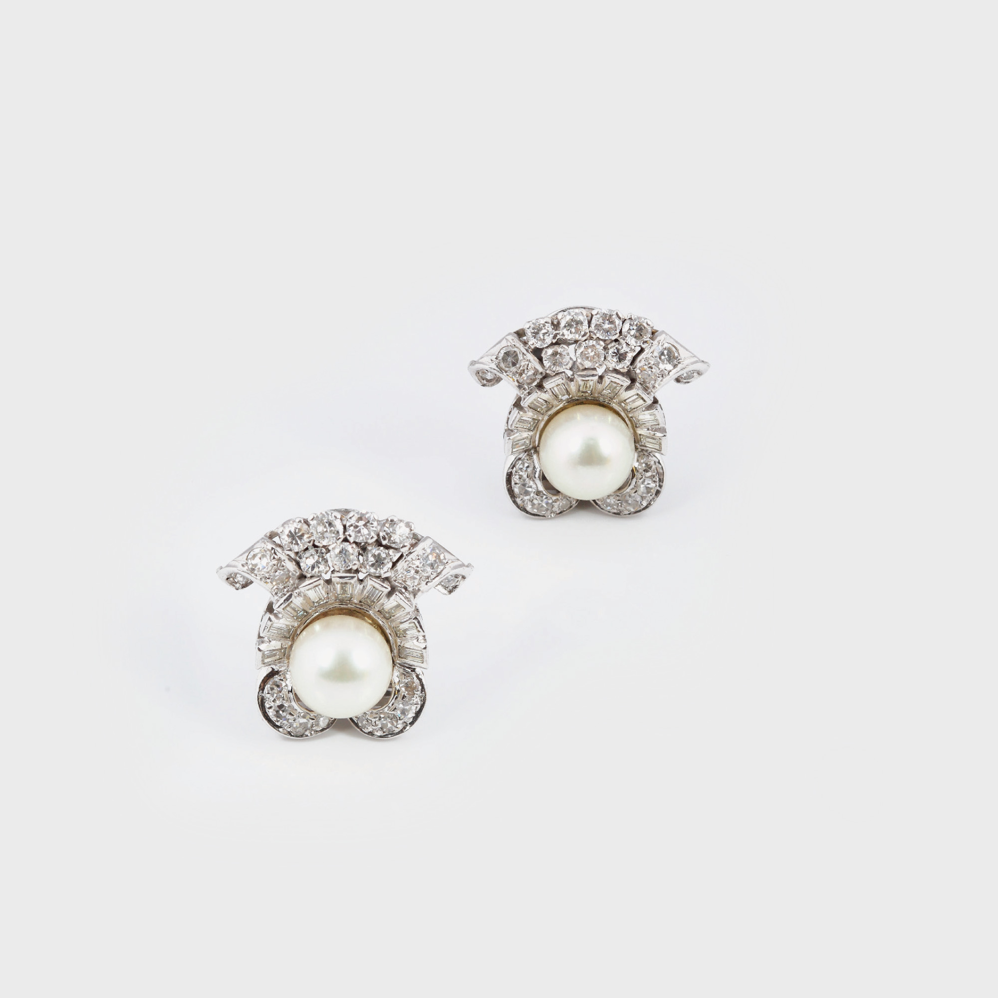 Elegantă pereche de cercei din aur alb, decorați cu perlă și diamante