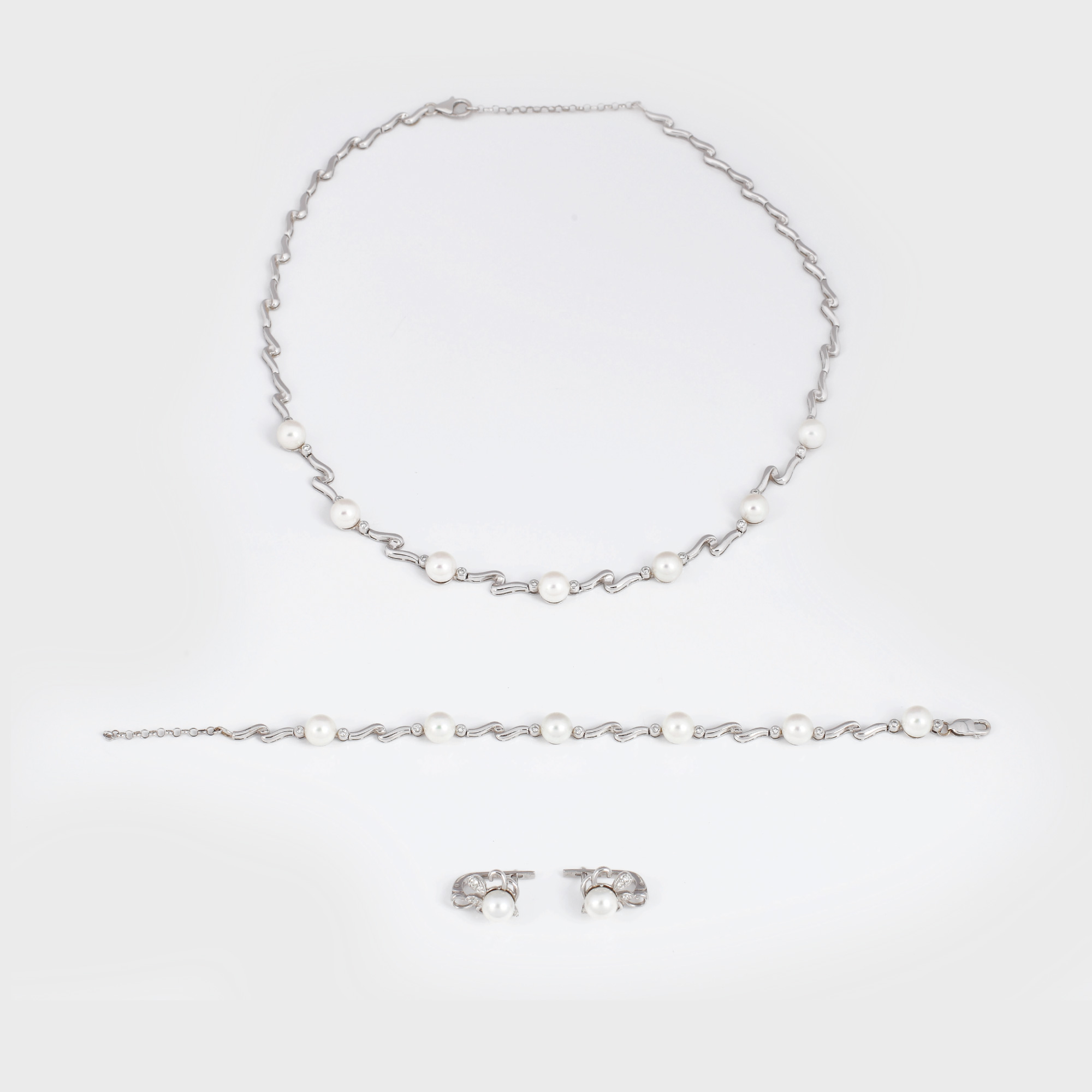 Set format din colier, brățară și cercei din aur alb, decorați cu mix de perle și diamante