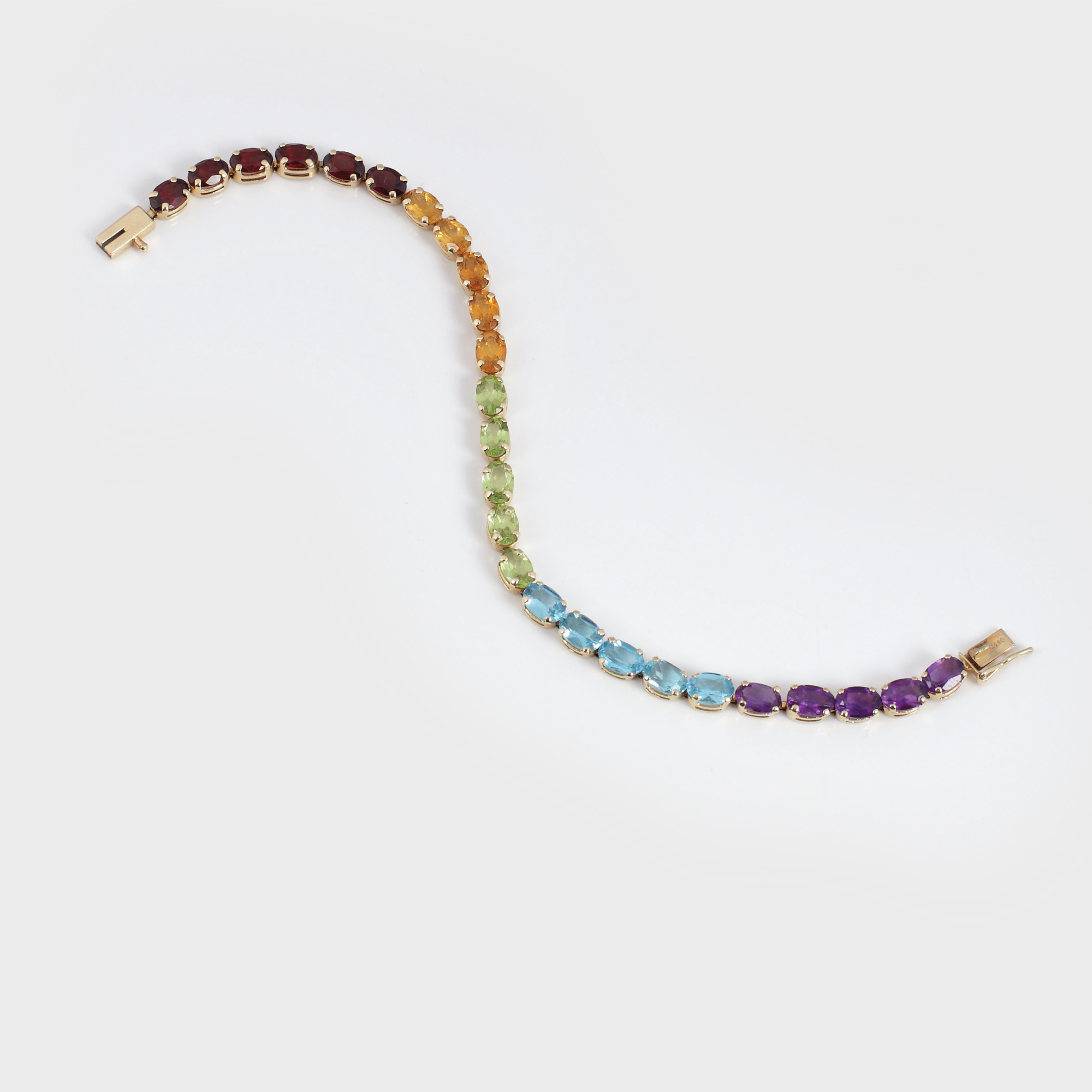 Brățară din aur, decorată cu un curcubeu de pietre (granate, citrine, ametiste, topaze și spehene)