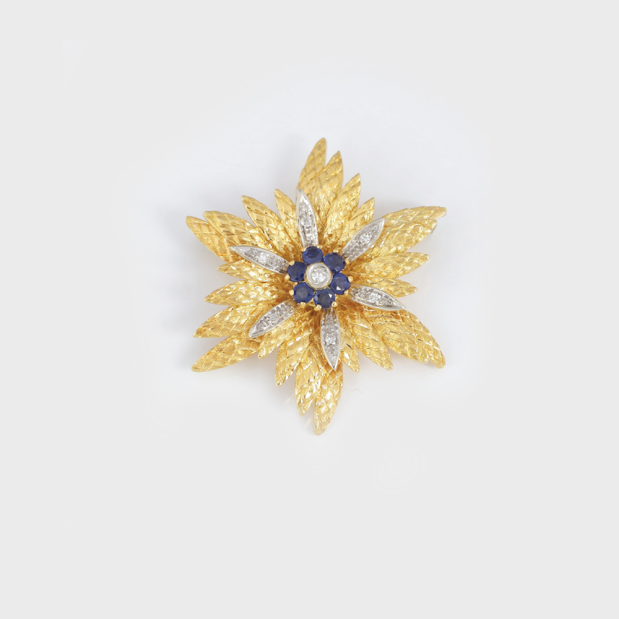 "Floare de colț" - broșă din aur, decorată cu diamante și safire