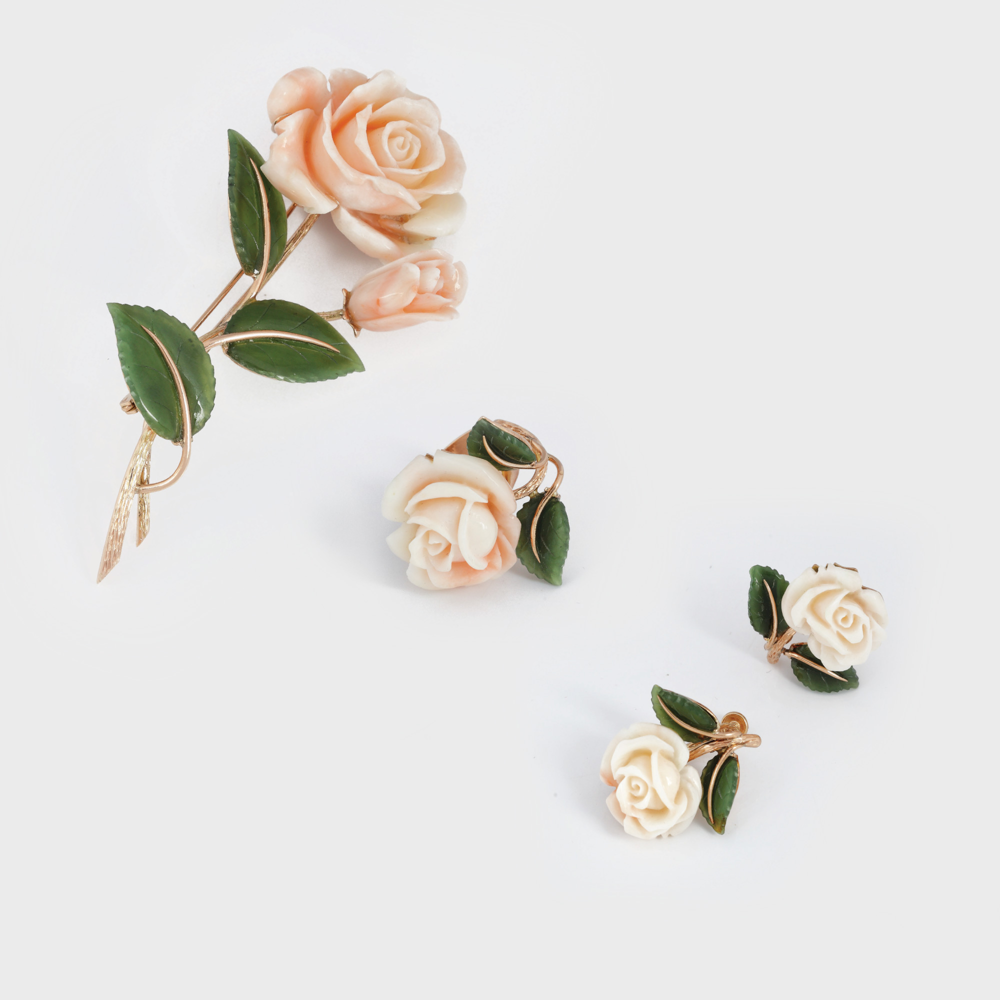 "Roses" - set format din broșă, inel și cercei din aur, decorat cu trandafiri din jadeit și agate