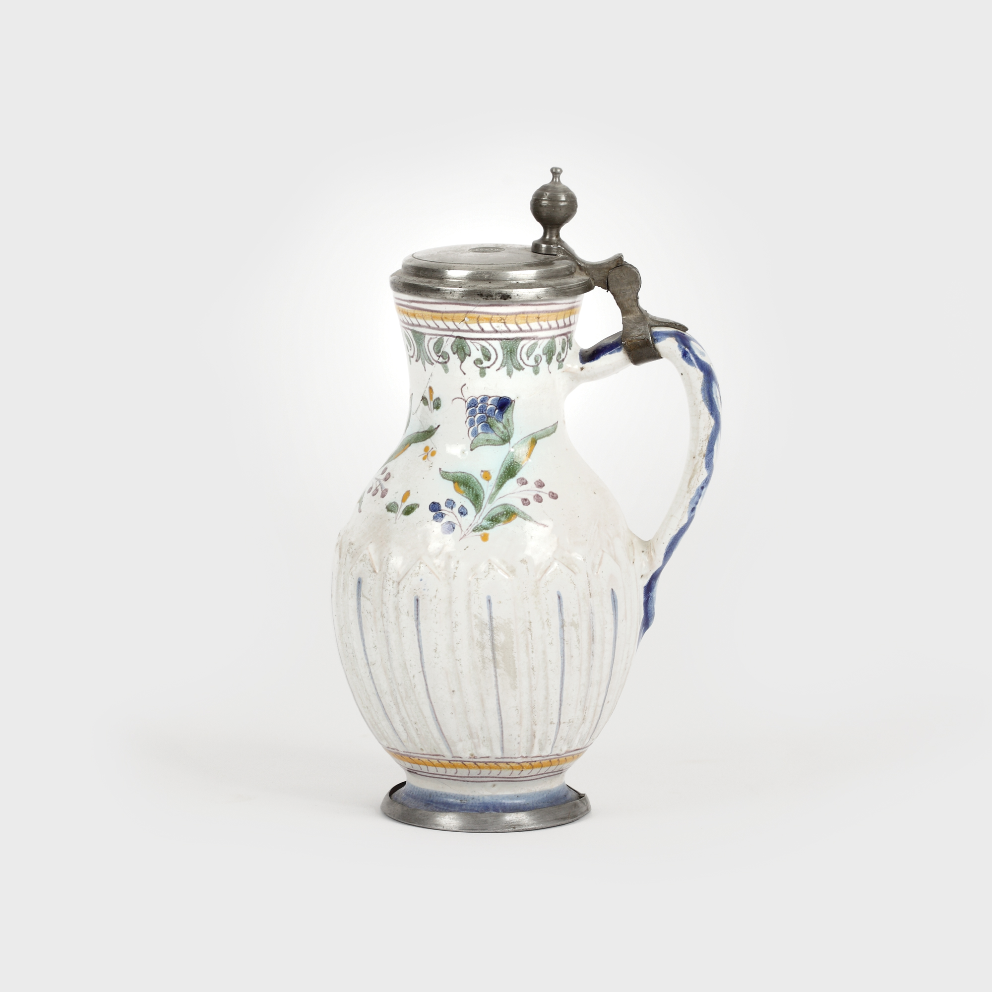 Carafă pentru bere, ceramică tradiţională bavareză, decorată cu flori de mărgăritar, începutul sec. XX; provine din Colecția Dr. Iosif Dona, retrocedată de Muzeul Național de Artă al României în 2007