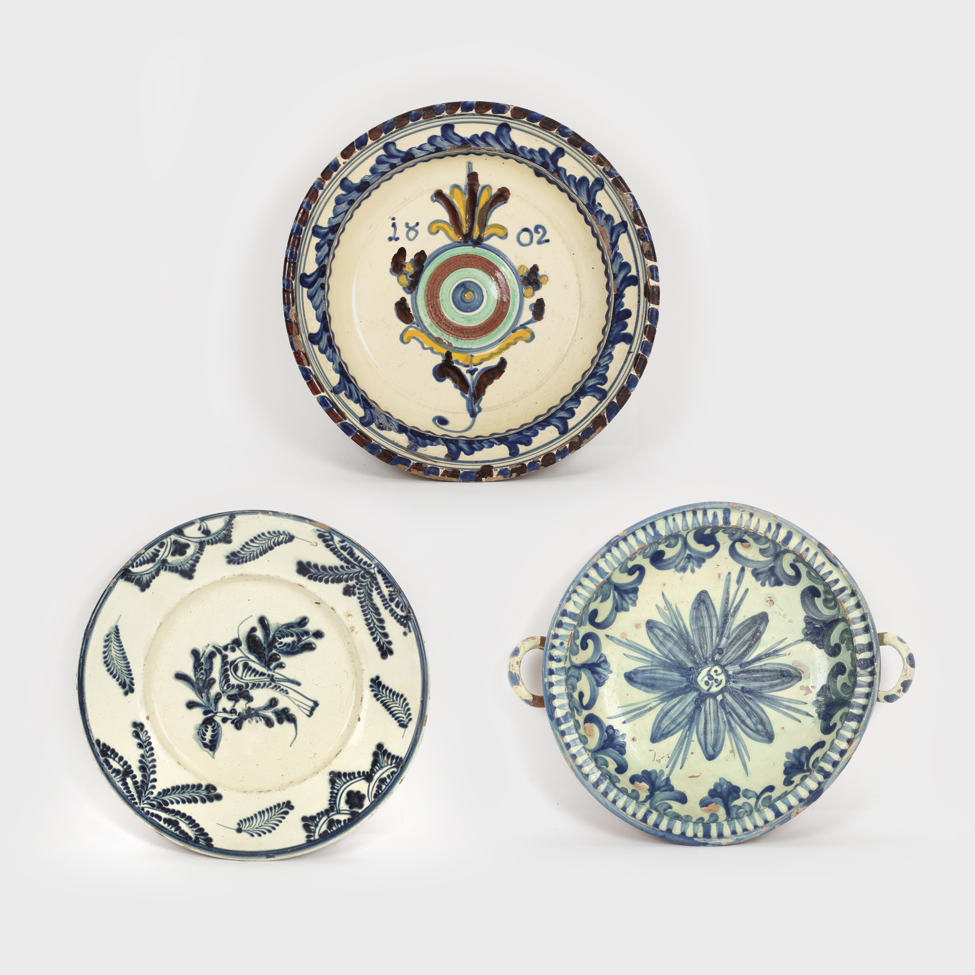 Platouri săsești, decorate cu motive populare specifice, datate 1802, 1860 și cca. 1930, piese rare, de colecție; provin din Colecția Dr. Iosif Dona, retrocedată de Muzeul Național de Artă al României în 2007
