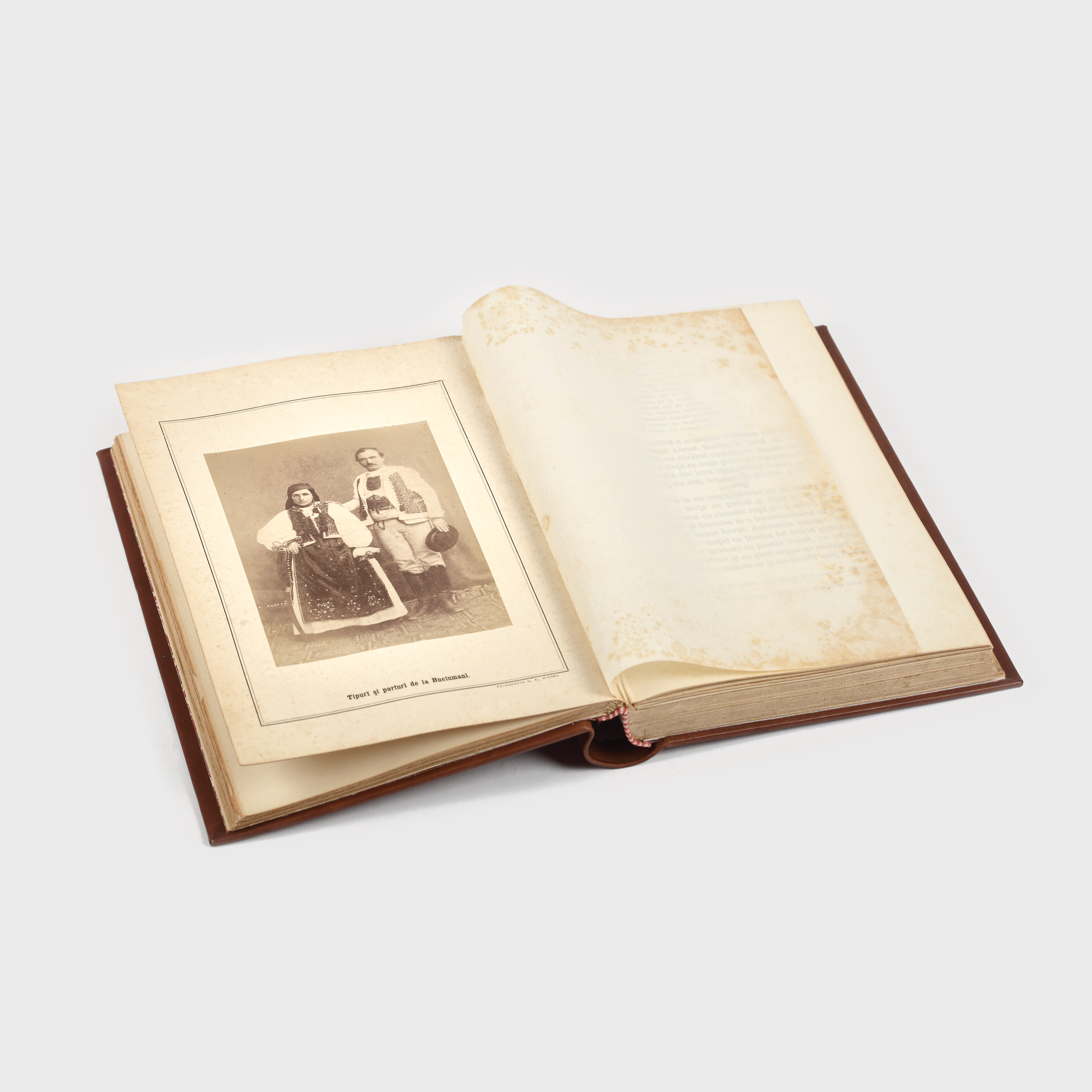"Românii din Munții Apuseni", de Teofil Frâncu și George Candrea, București, cu 10 fotografii, 1888