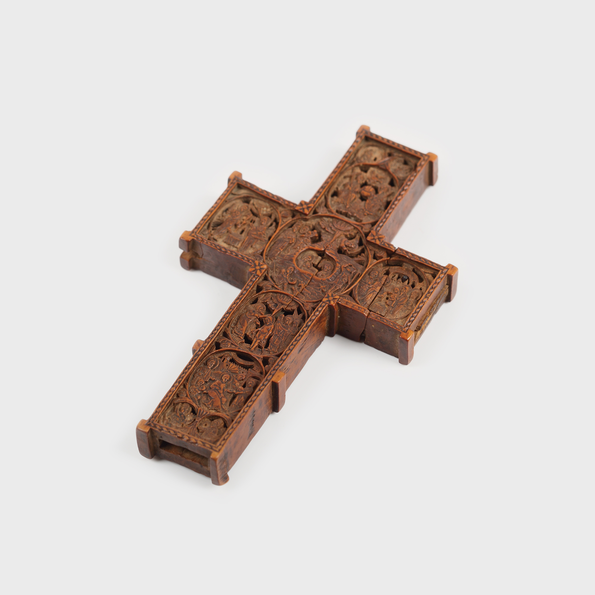 Cruce sculptată și decorată cu scenele Răstignirii și Învierii lui Iisus, începutul sec. XIX