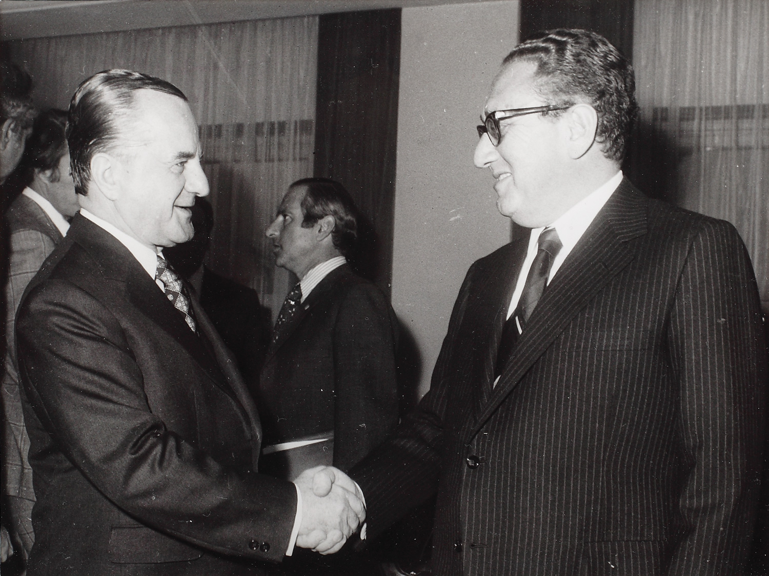 Fotografie cu George Macovescu și secretarul de stat Henry Kissinger
